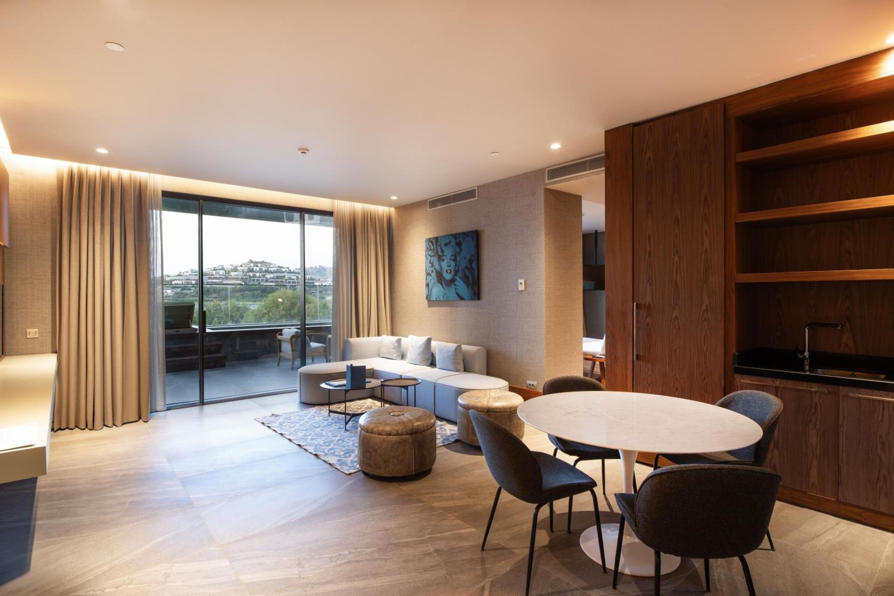 Executive Suite - Photo 5