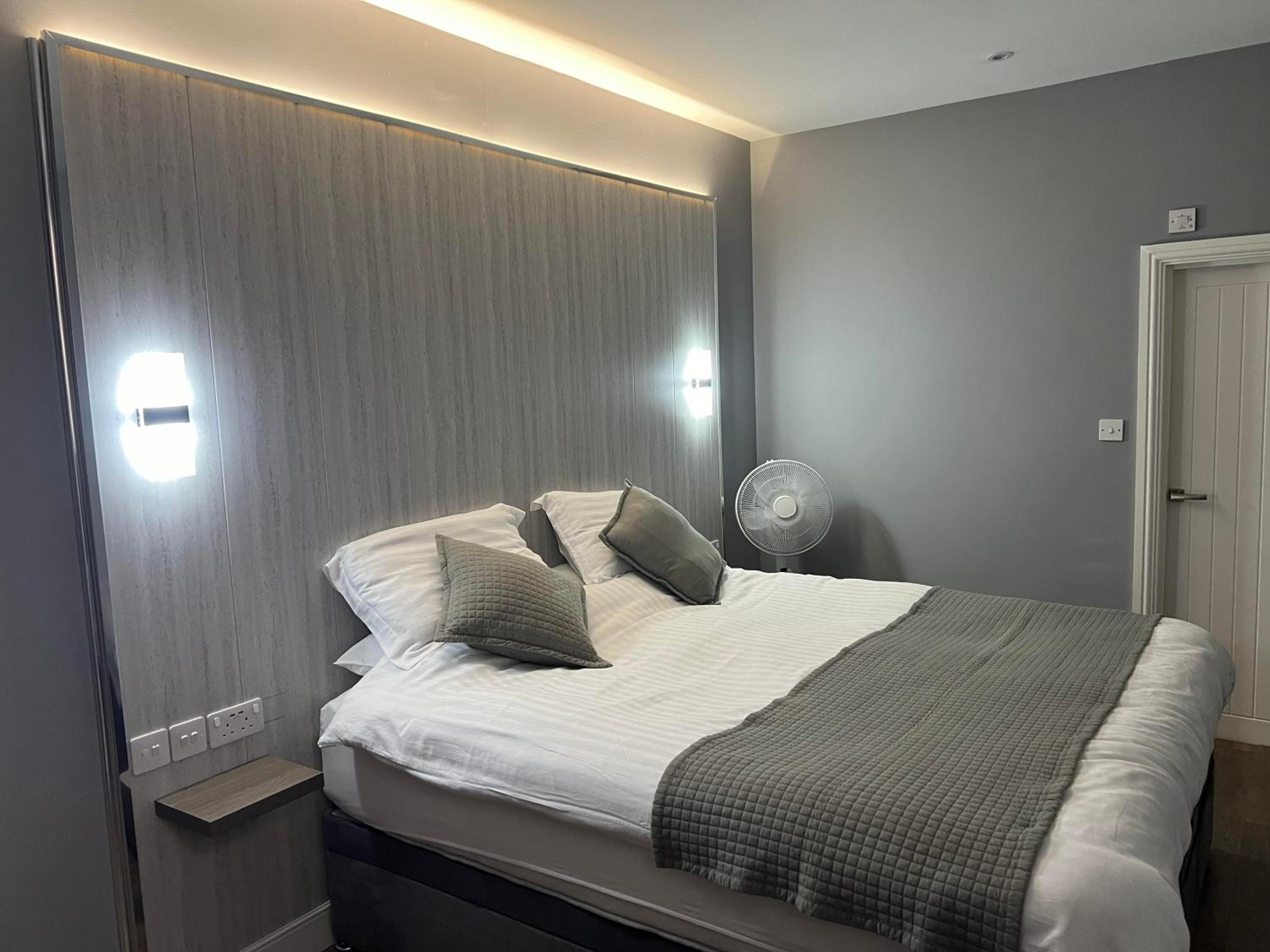 Double Room with Private Bathroom - Photo 2