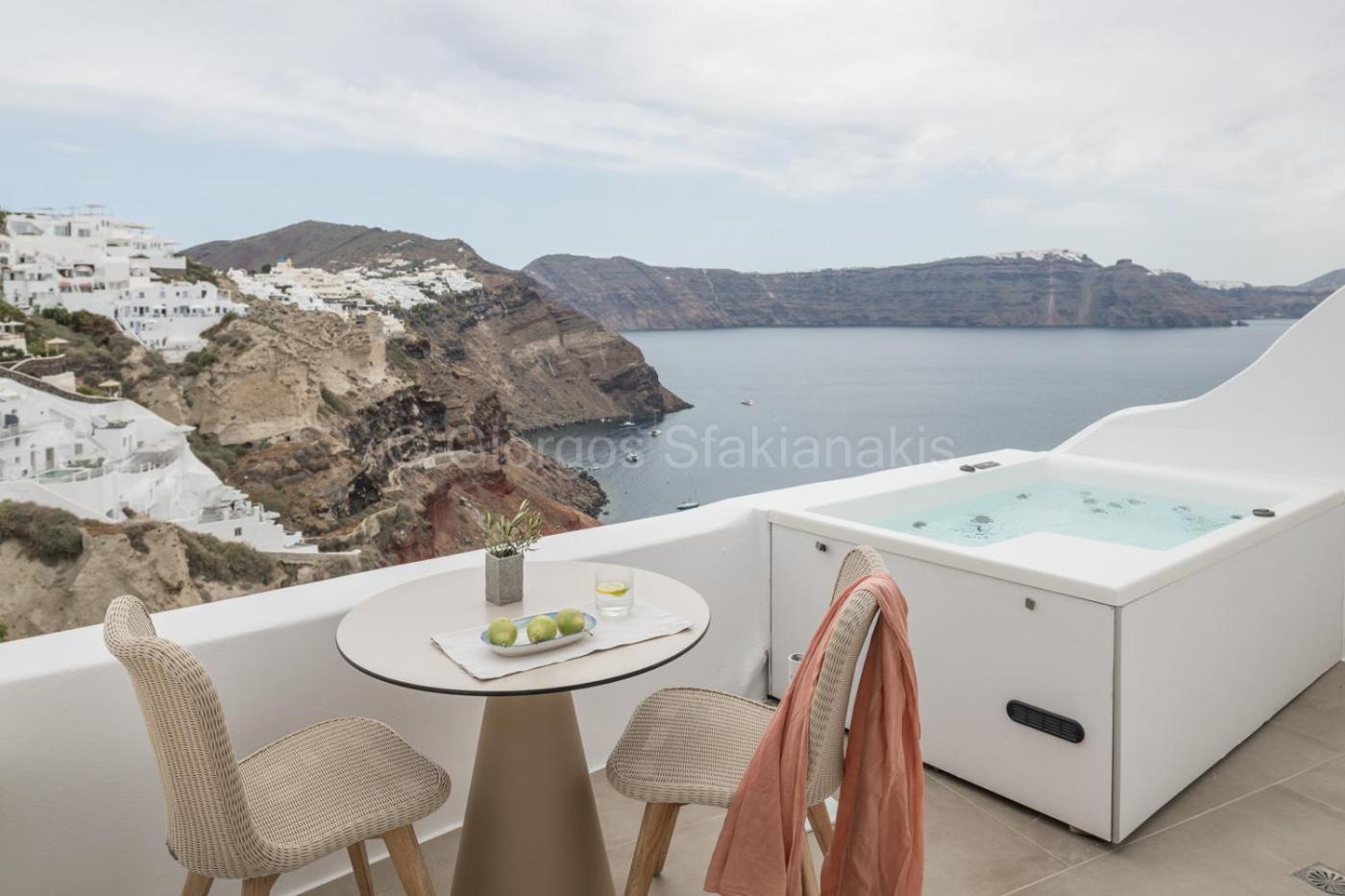 Honeymoon Suite with Hot Tub and Caldera View - Photo 5