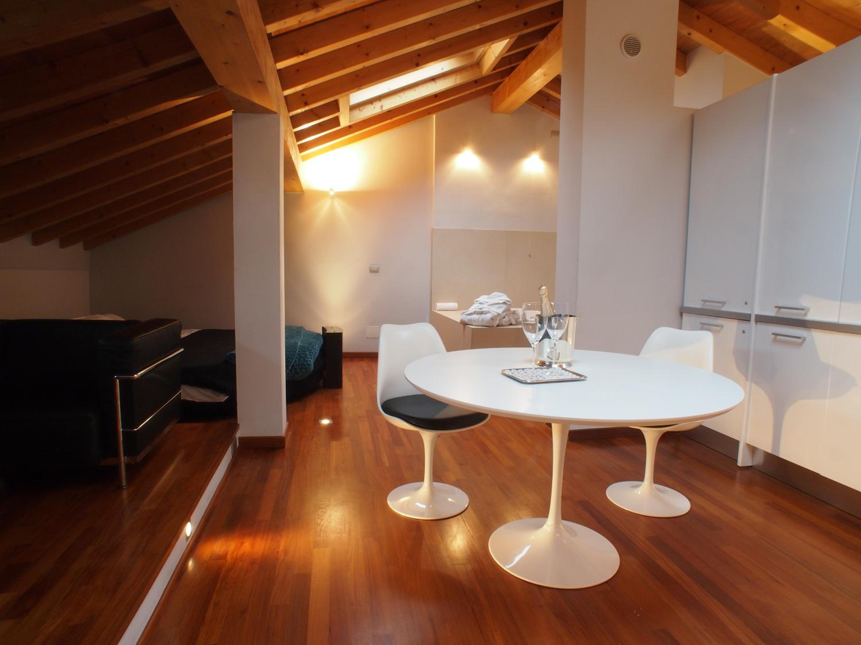 Deluxe Suite - Attic - Photo 4