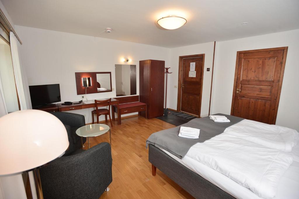 Family Room with Balcony - Photo 15