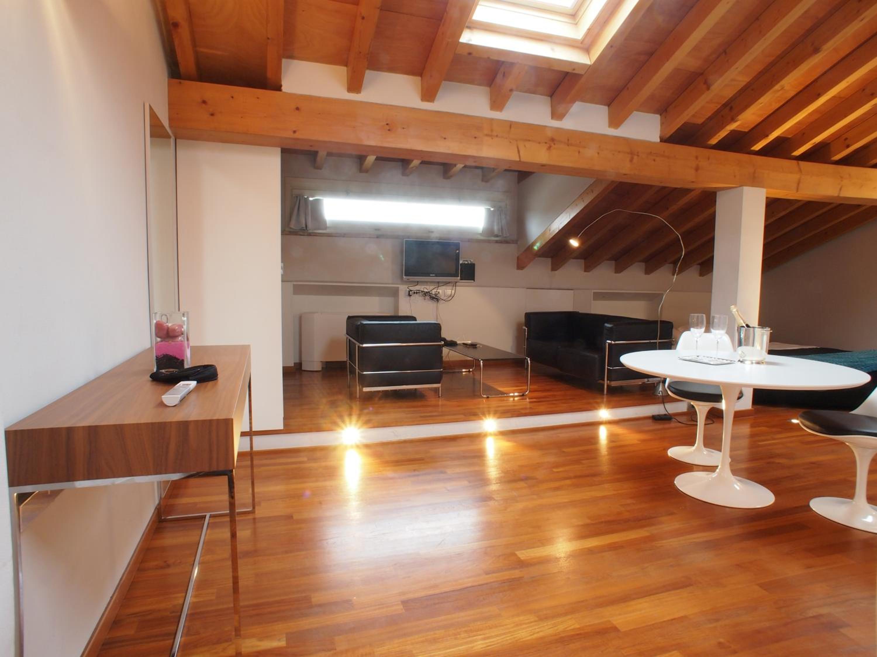 Deluxe Suite - Attic - Photo 3