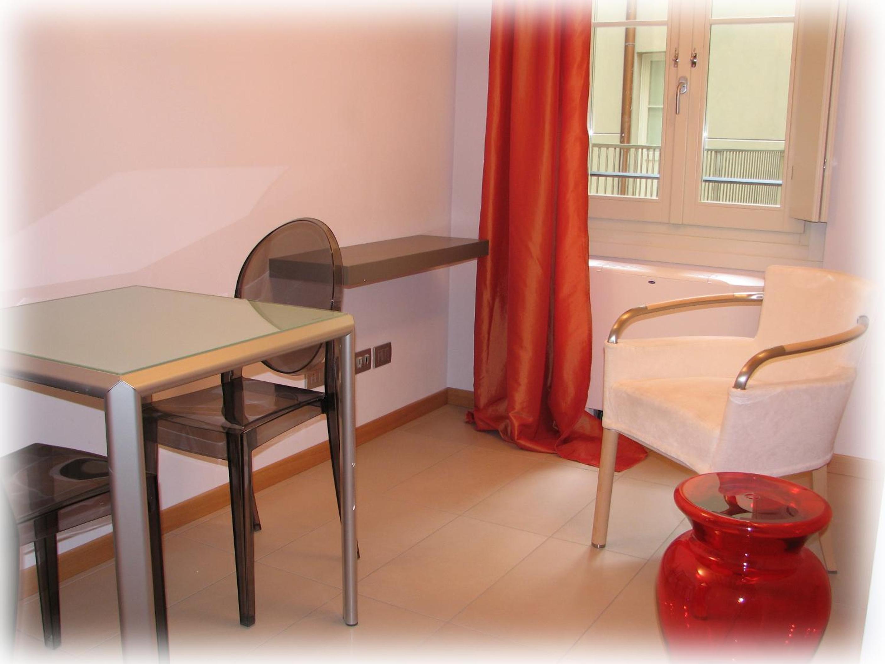One-Bedroom Apartment with Courtyard View  - Photo 5