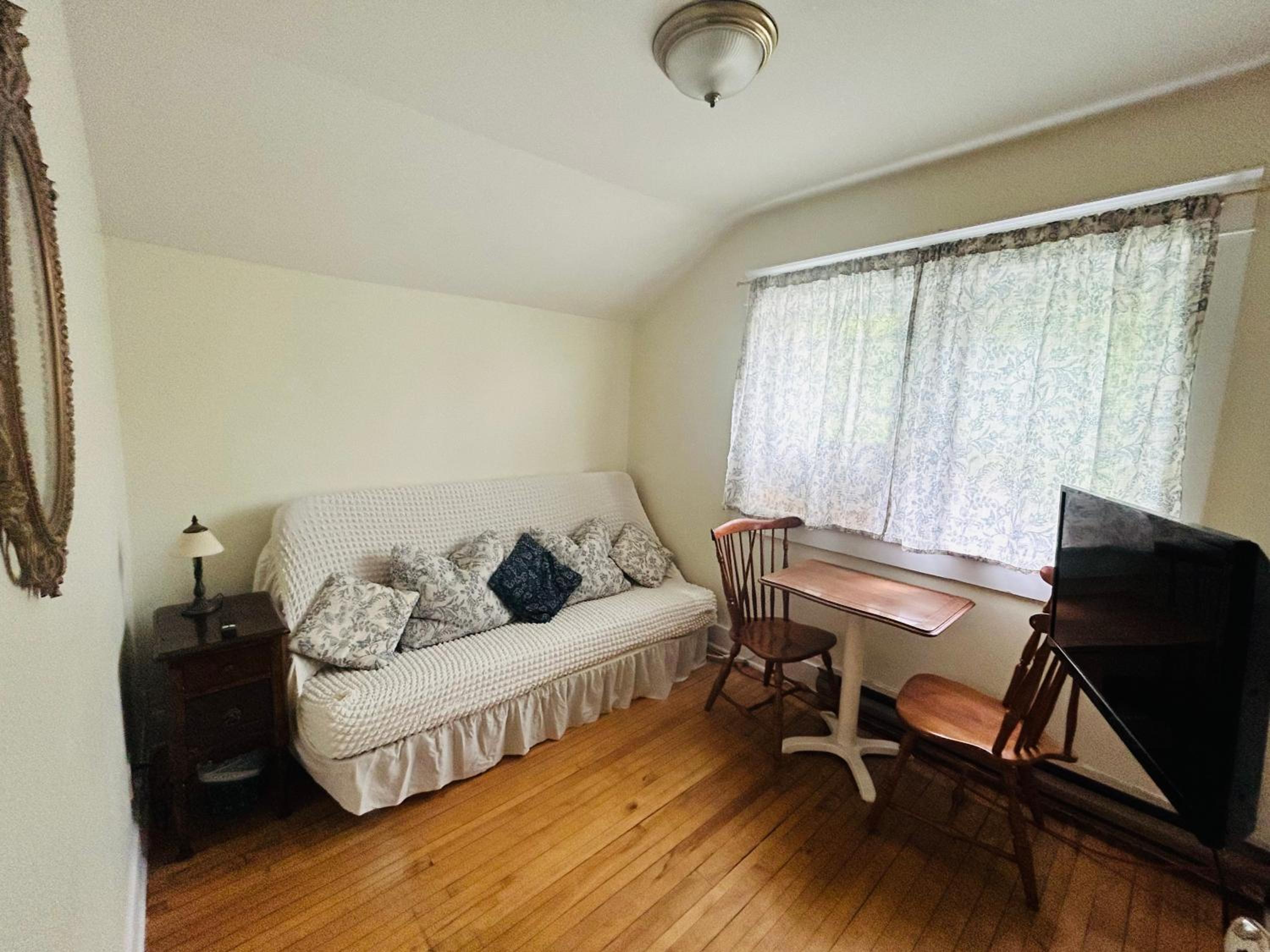 One-Bedroom Suite - Hot Breakfast photo 2