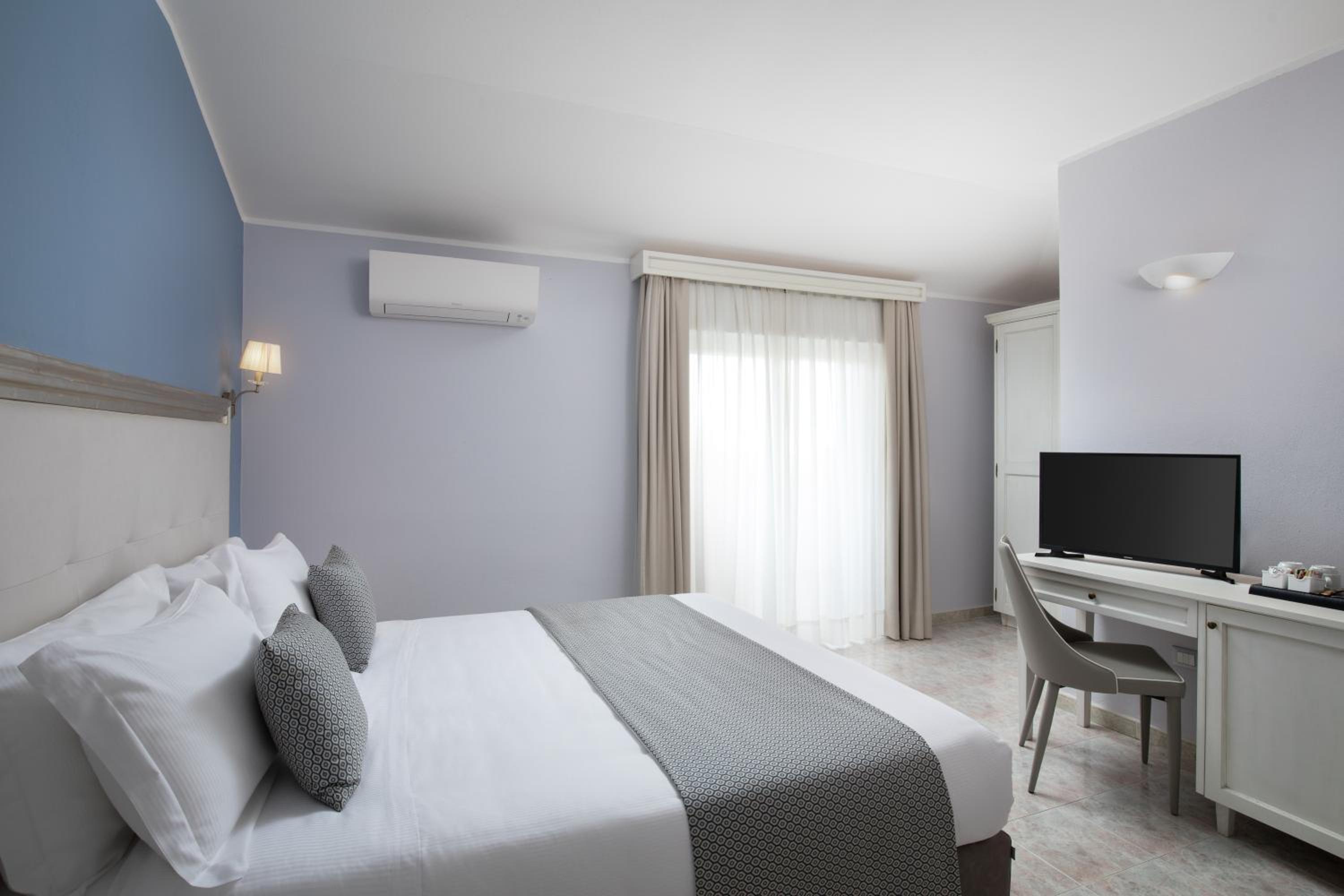 Deluxe Double Room with Sea View - Photo 13