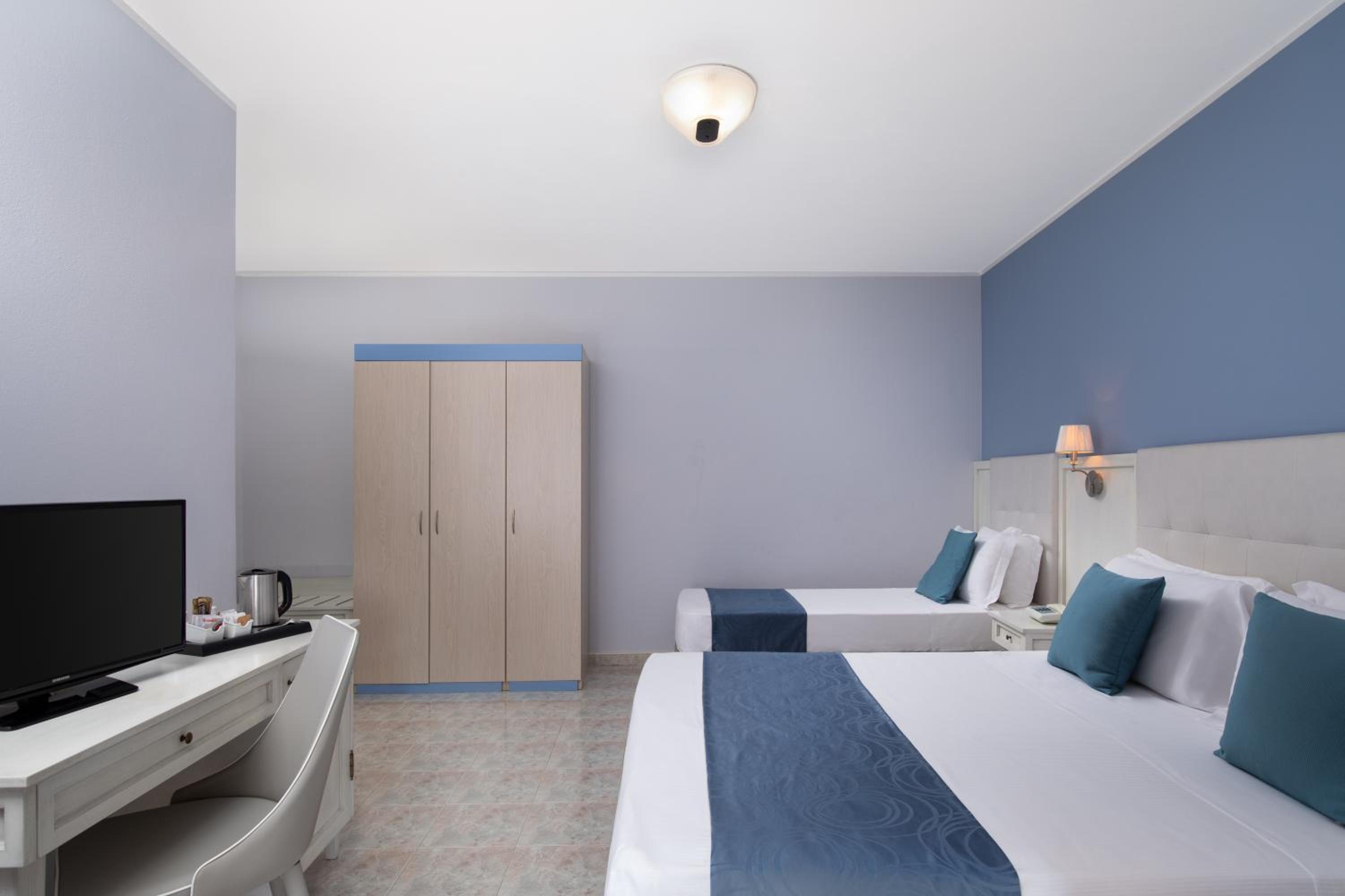 Quadruple Room with Sea View - Photo 2