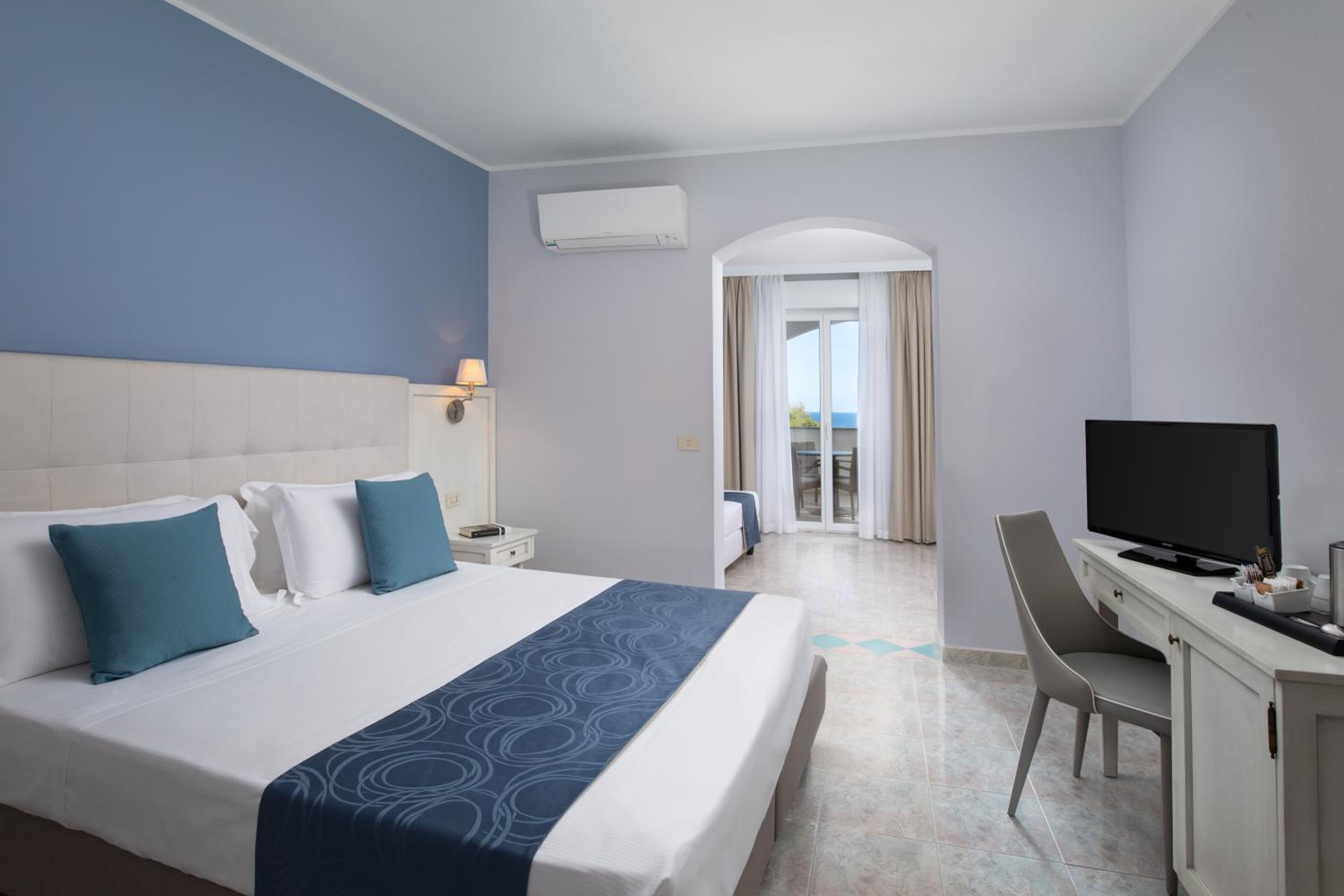 Quadruple Room with Sea View - Photo 1