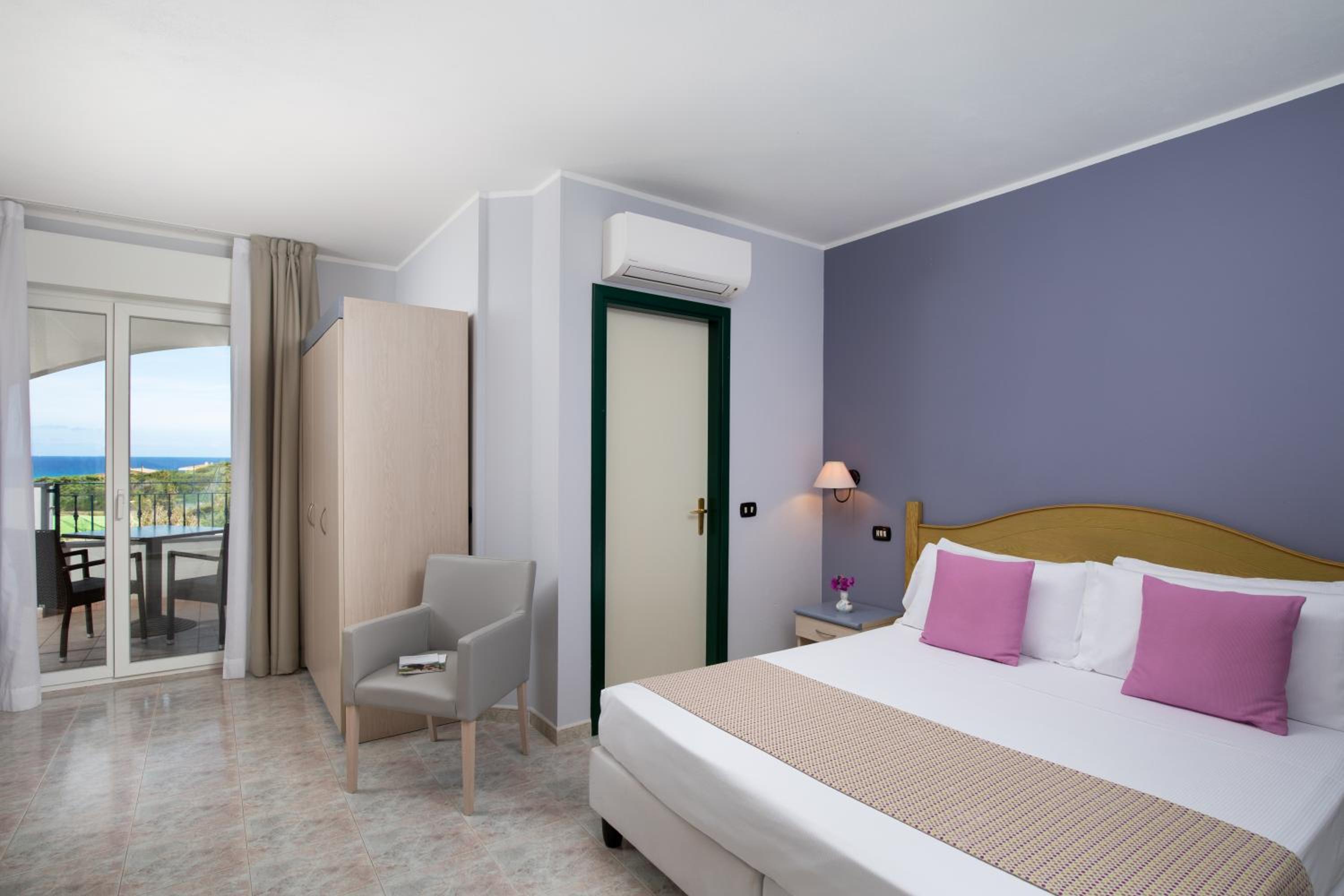 Double or Twin Room with Sea View - Photo 1