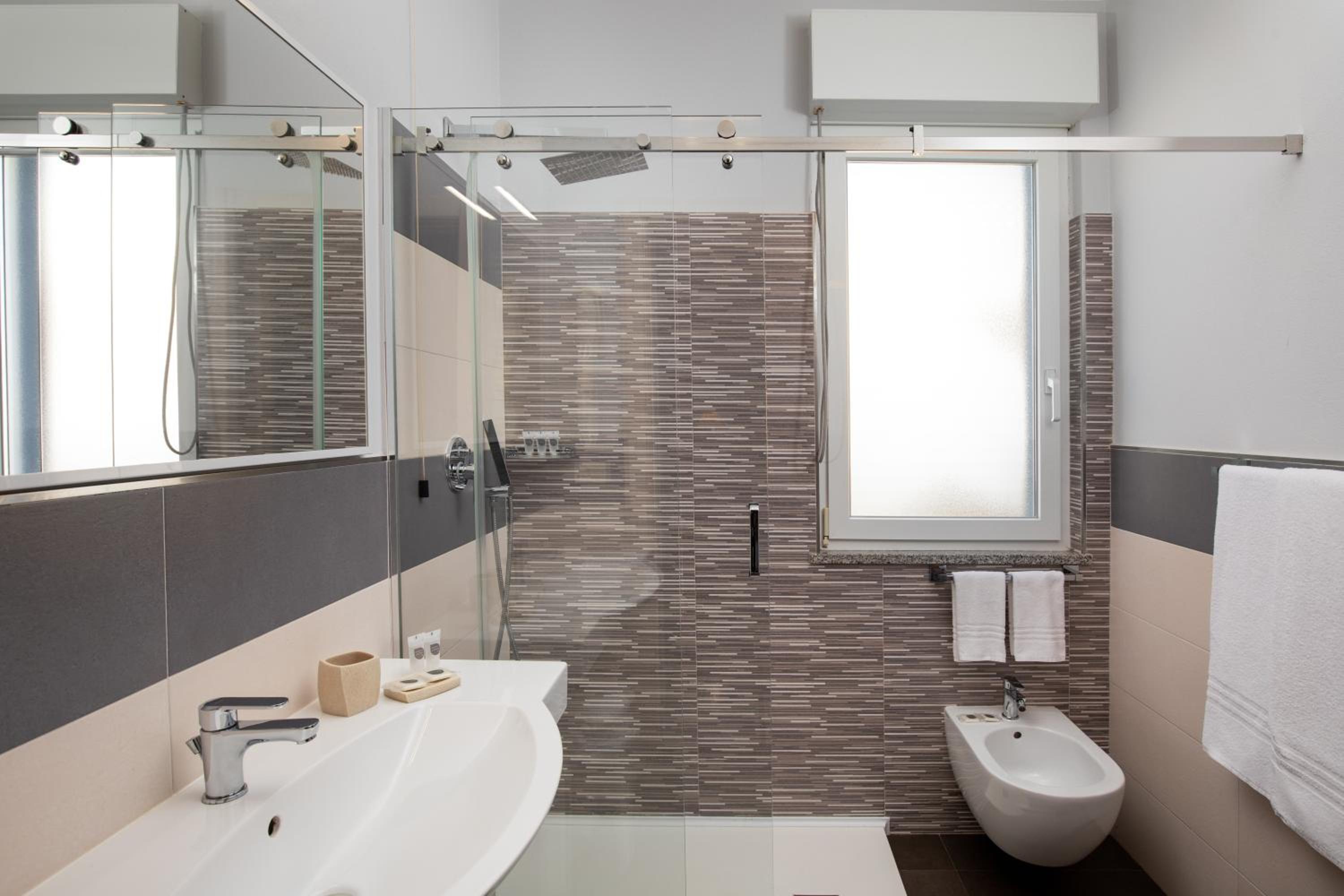 Double or Twin  Room - Photo 3