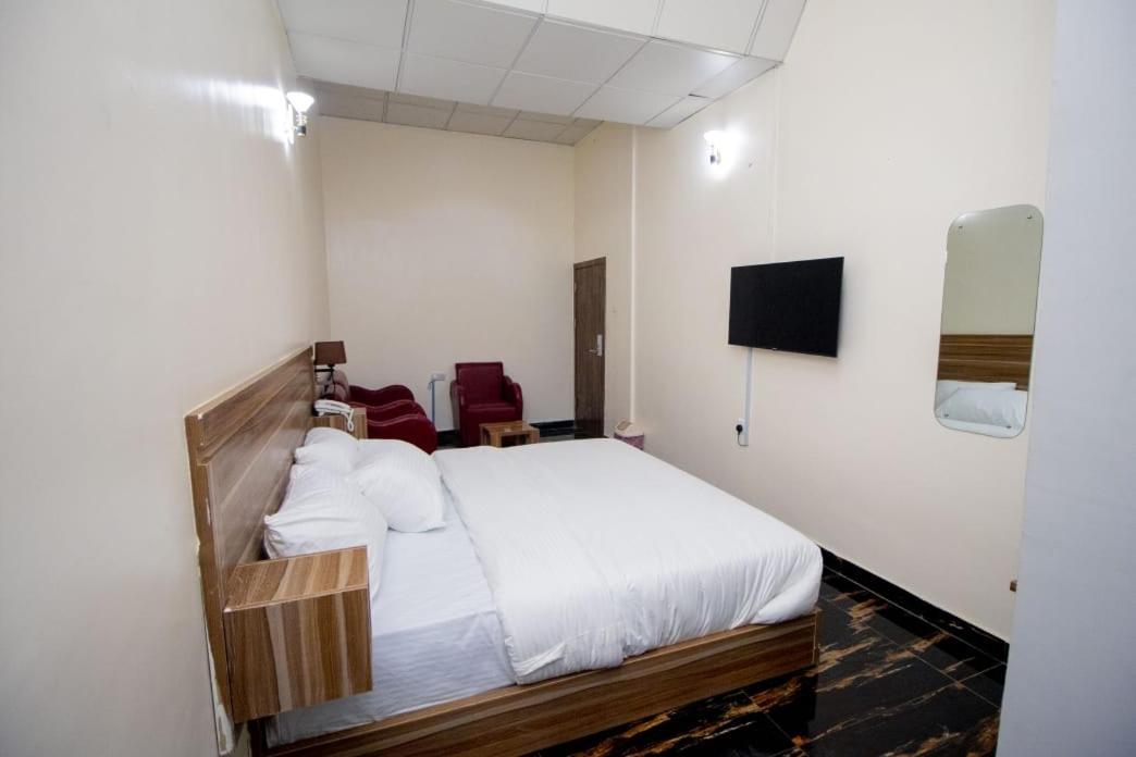 Deluxe Double Room (1 adult + 1 child)