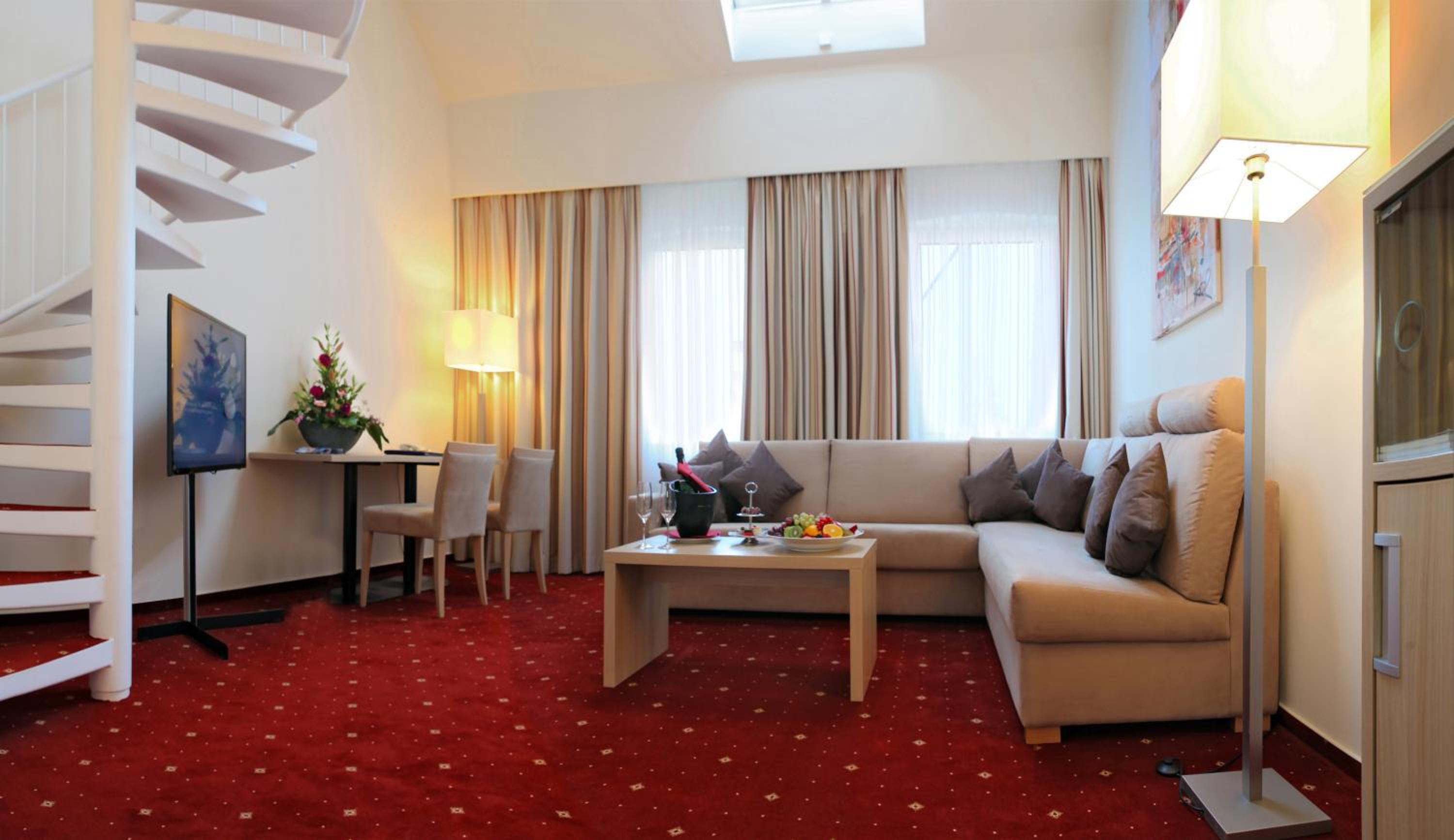 Suite - Photo 11