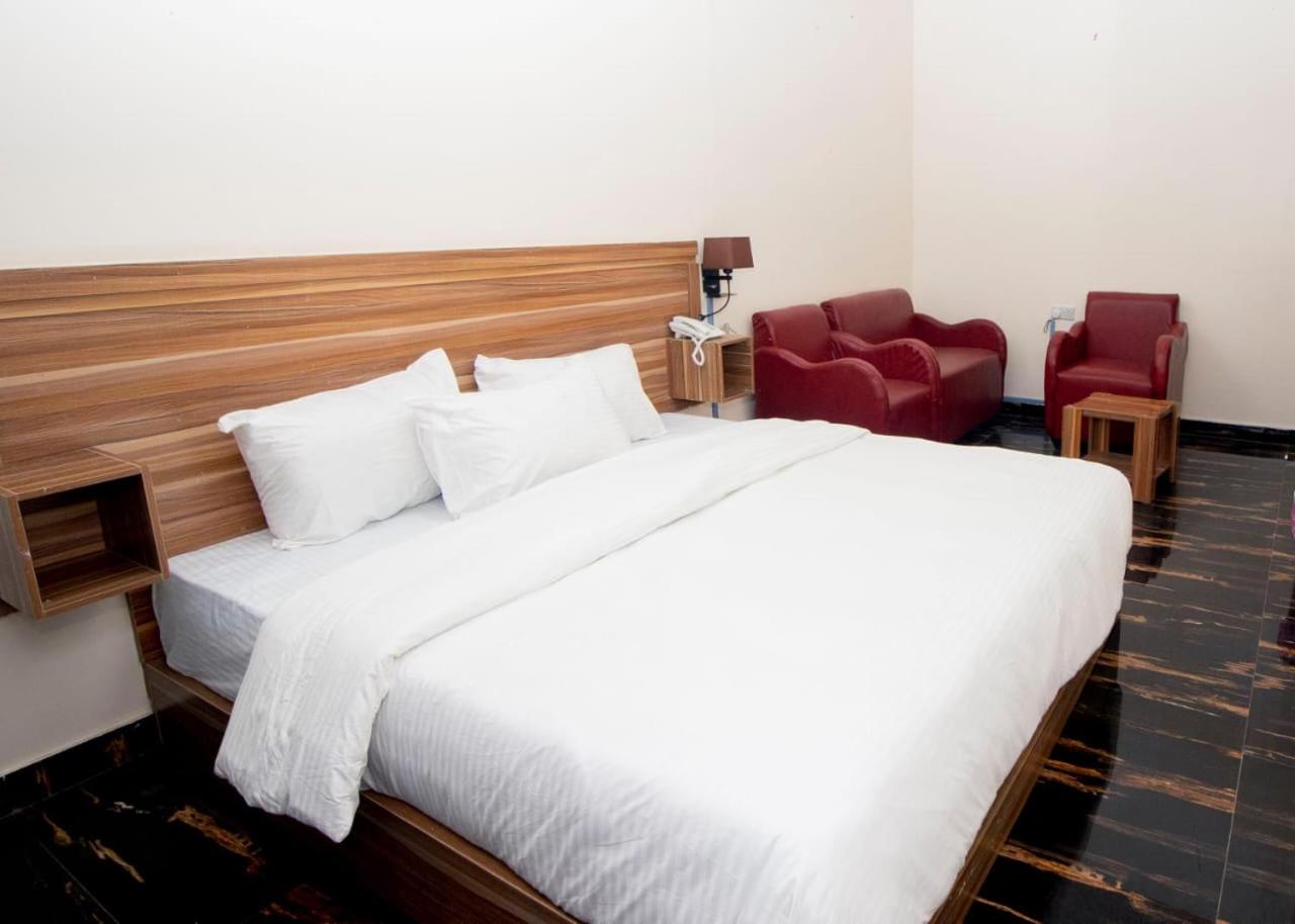 Deluxe Double Room (2 Adults + 1 Child)