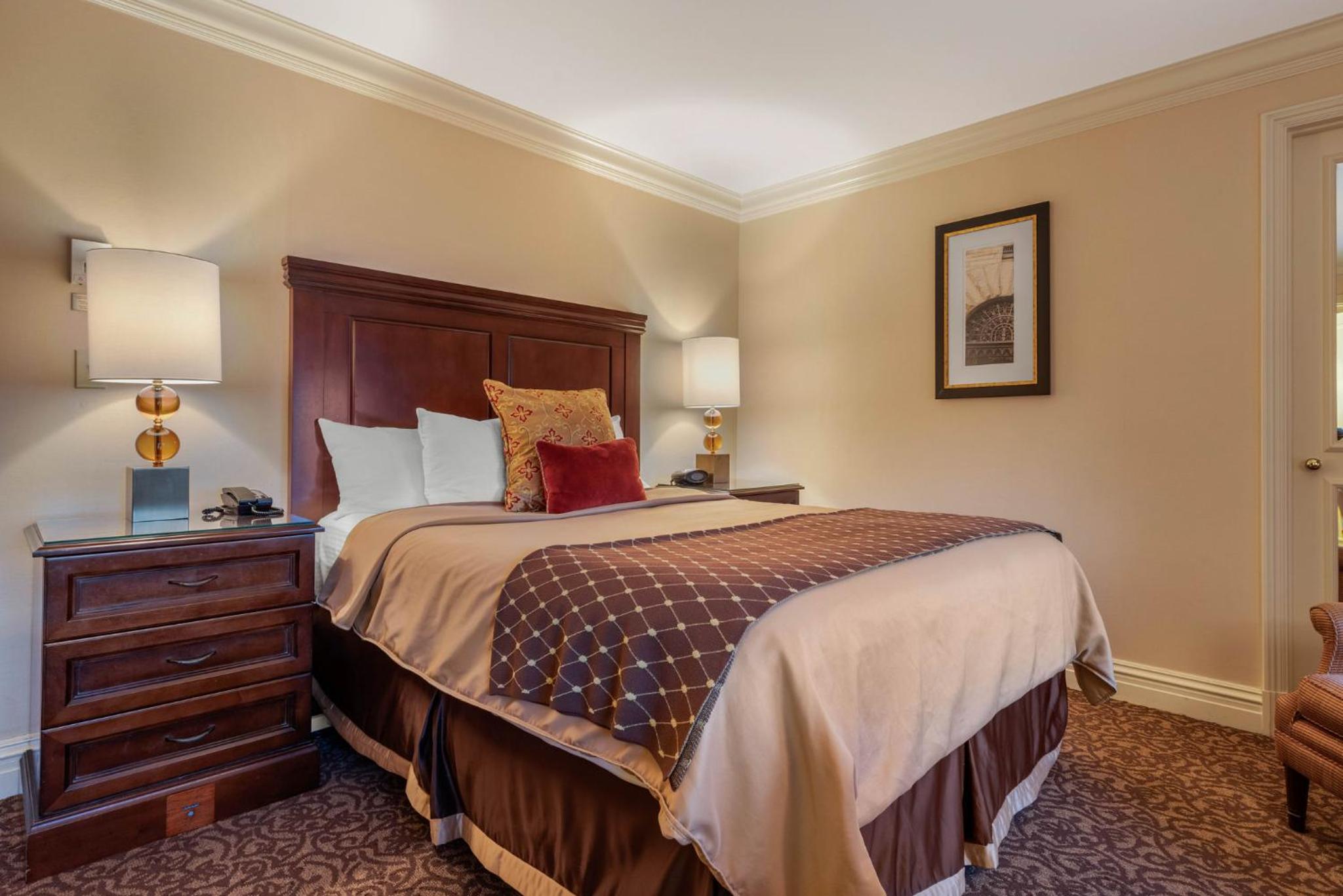 One Bedroom Suite - One Queen Bed