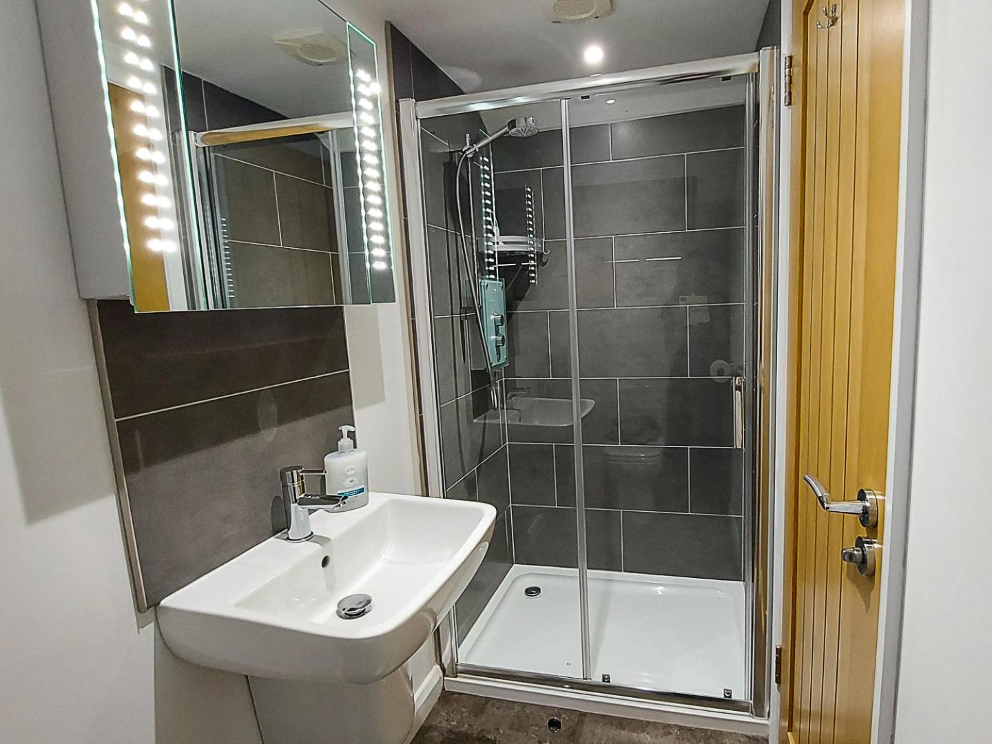 Three-Bedroom Apartment with Balcony and Terrace photo 2