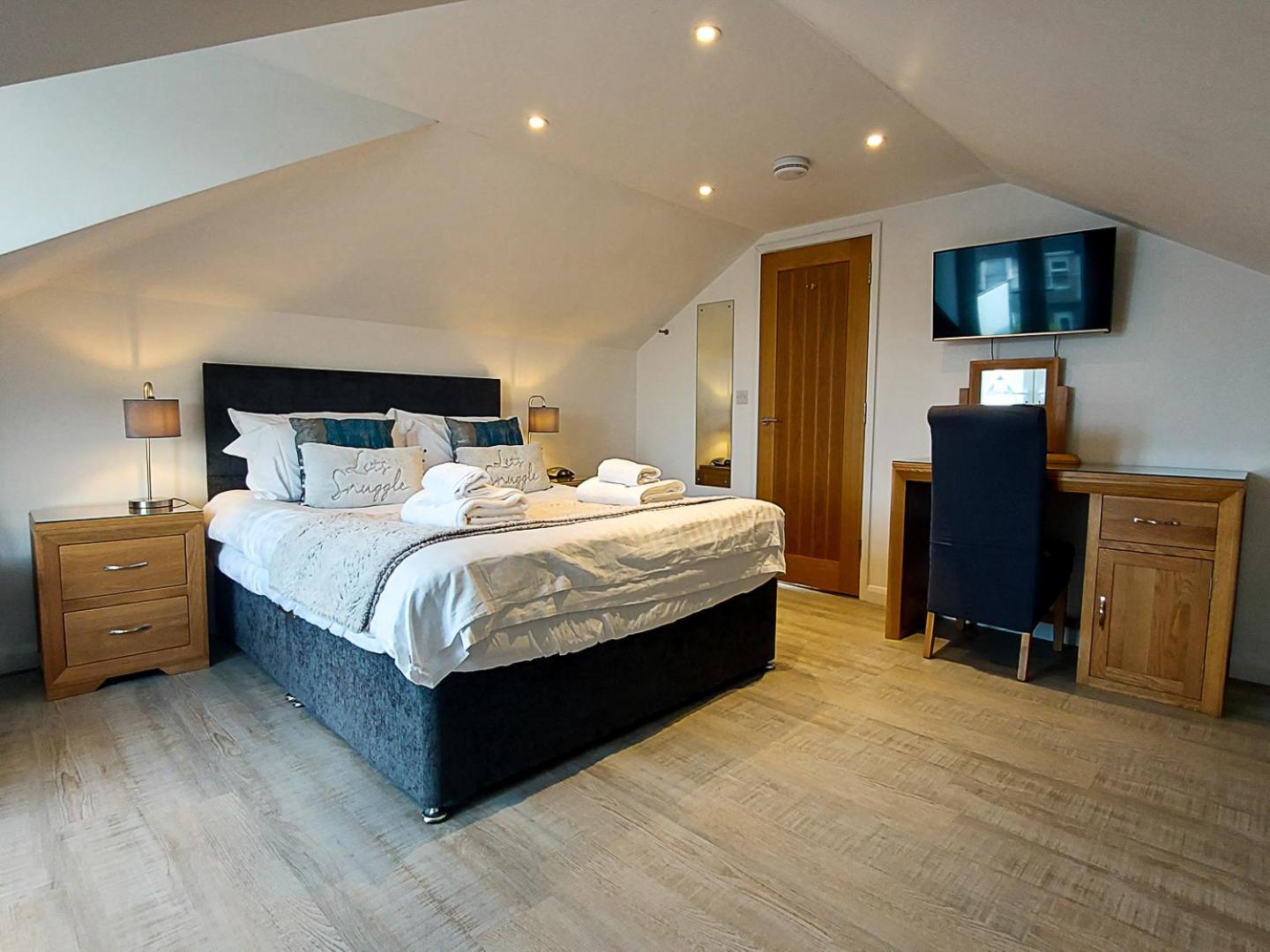Three-Bedroom Apartment with Balcony and Terrace photo 2
