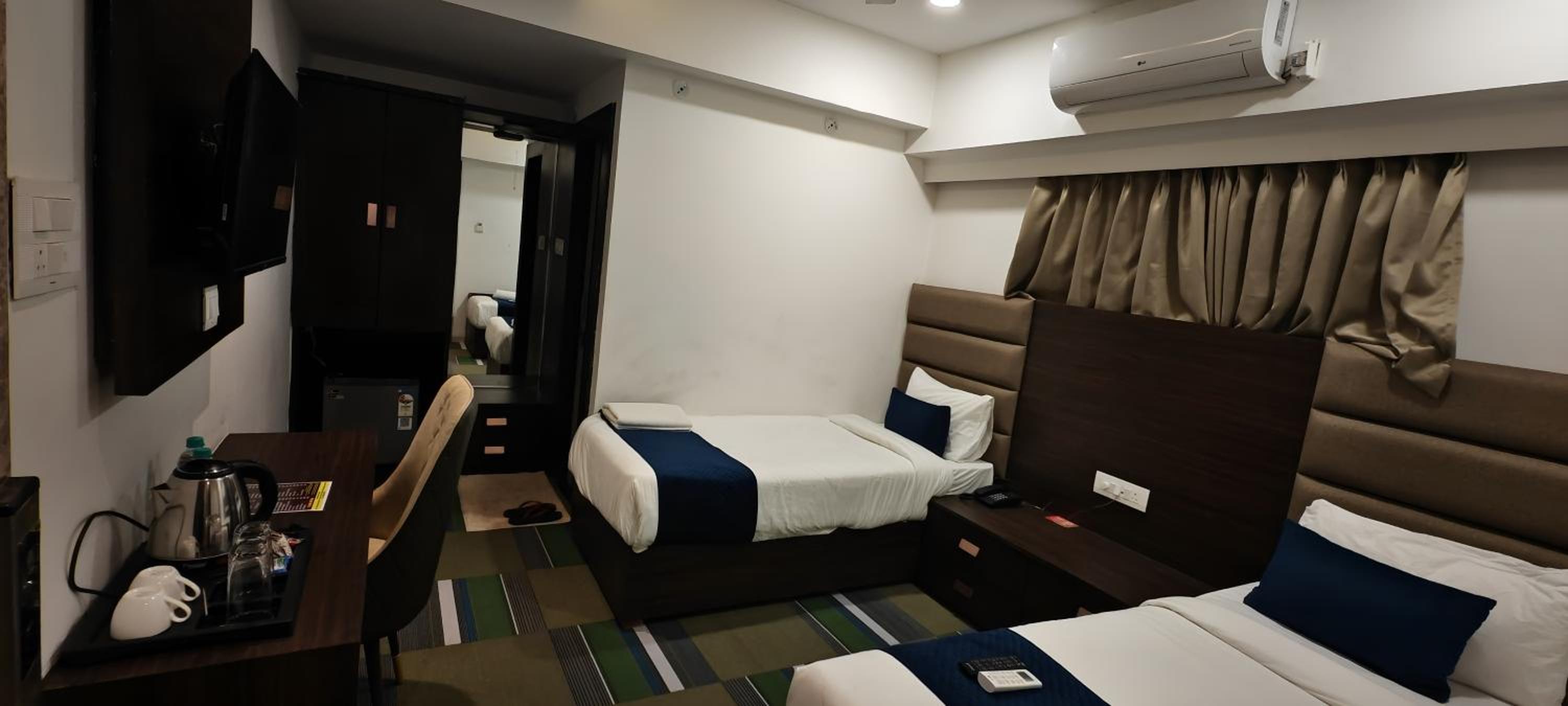 Premium Room Twin Bed - Photo 7