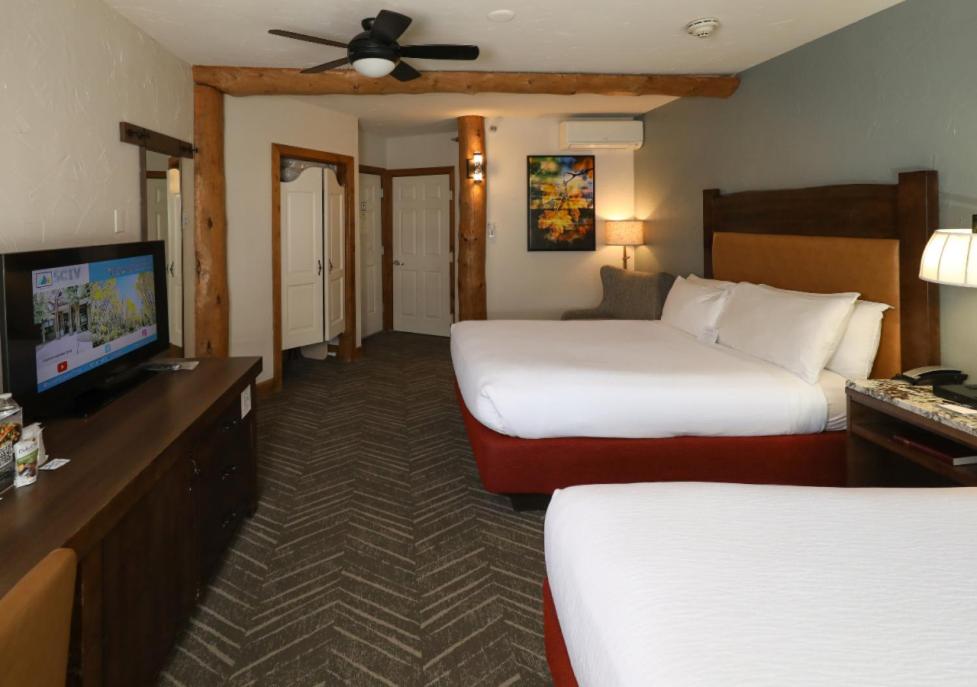 Queen Room with Two Queen Beds with Mountain View - Photo 3