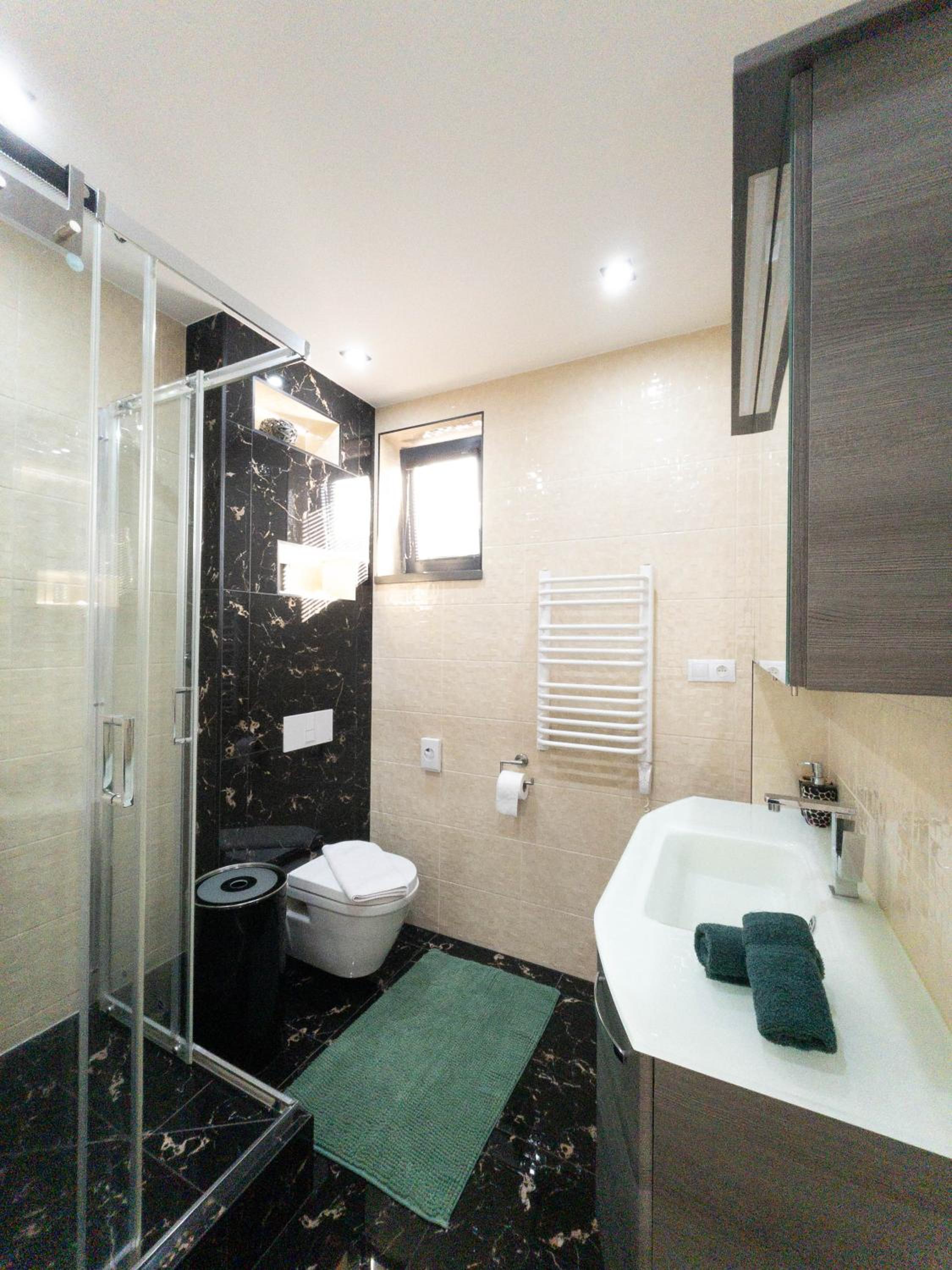 Deluxe Double Room (2 Adults + 1 Child) - Photo 3