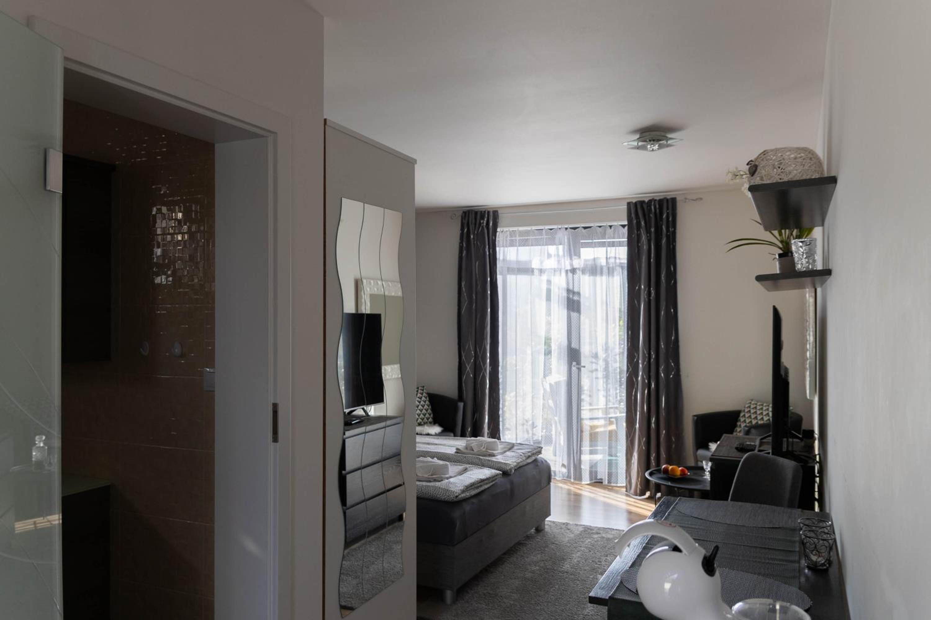 Deluxe Double Room (2 Adults + 1 Child) - Photo 6