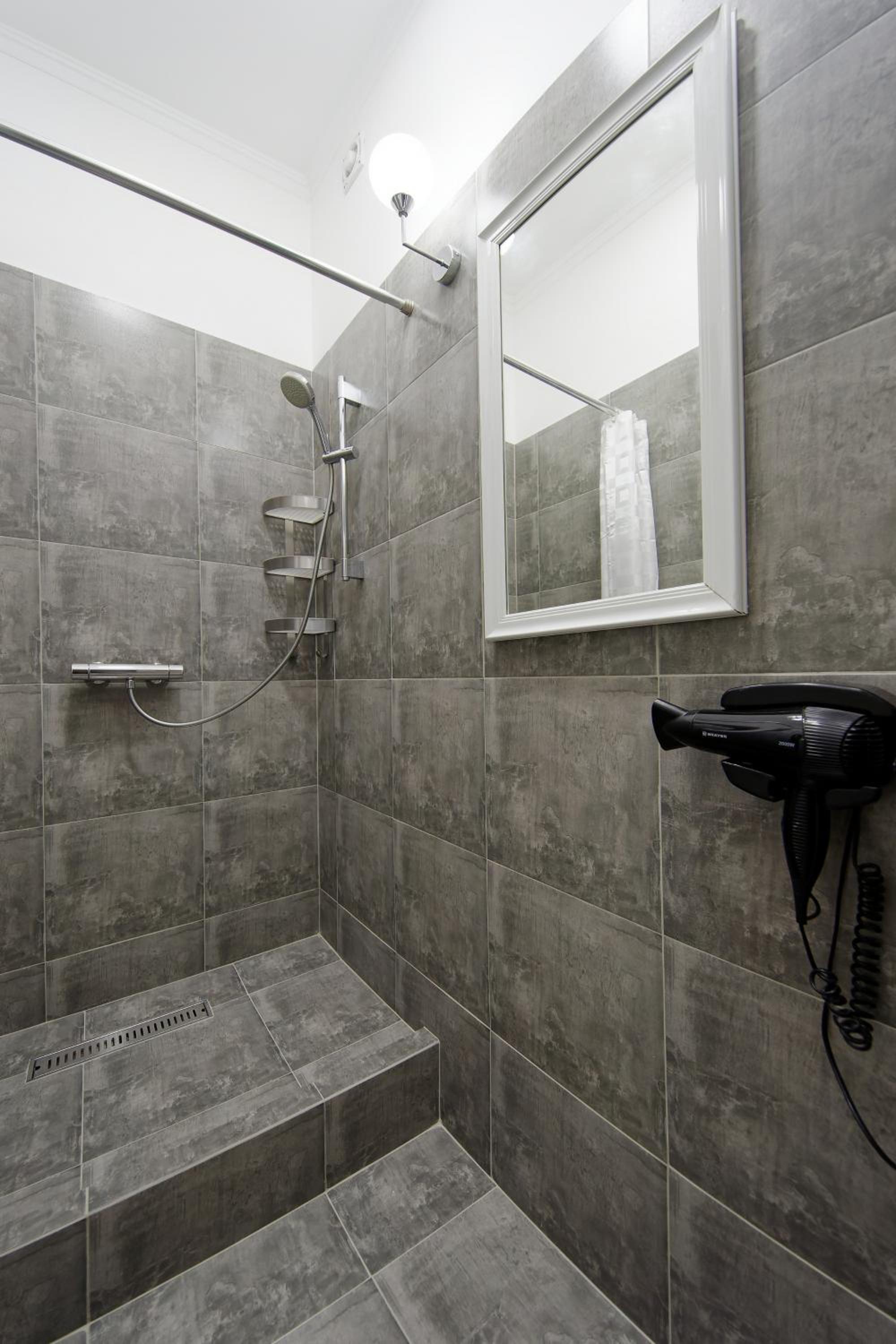 Twin Room with Private Bathroom photo 2