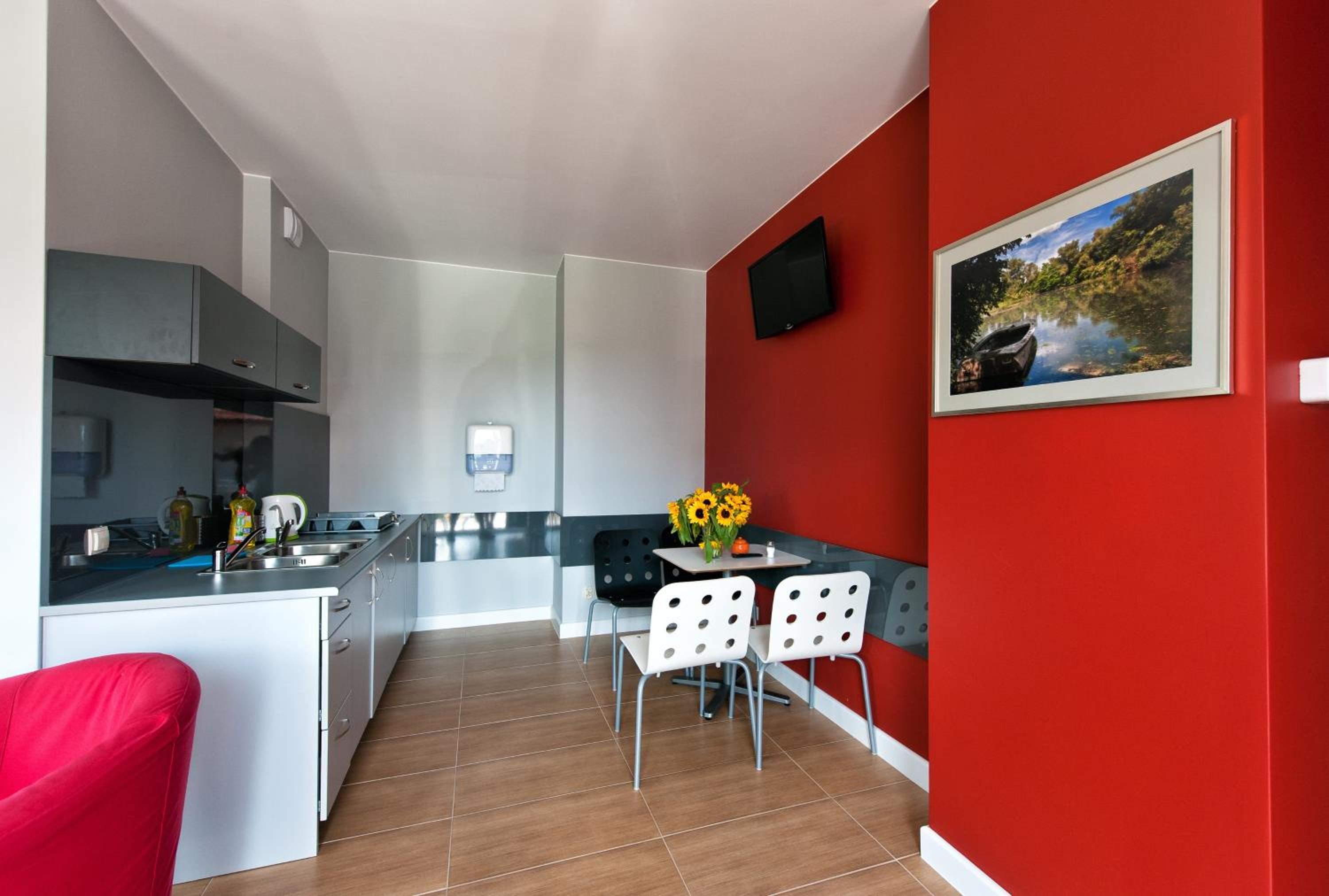 Eight-Bedroom House photo 3