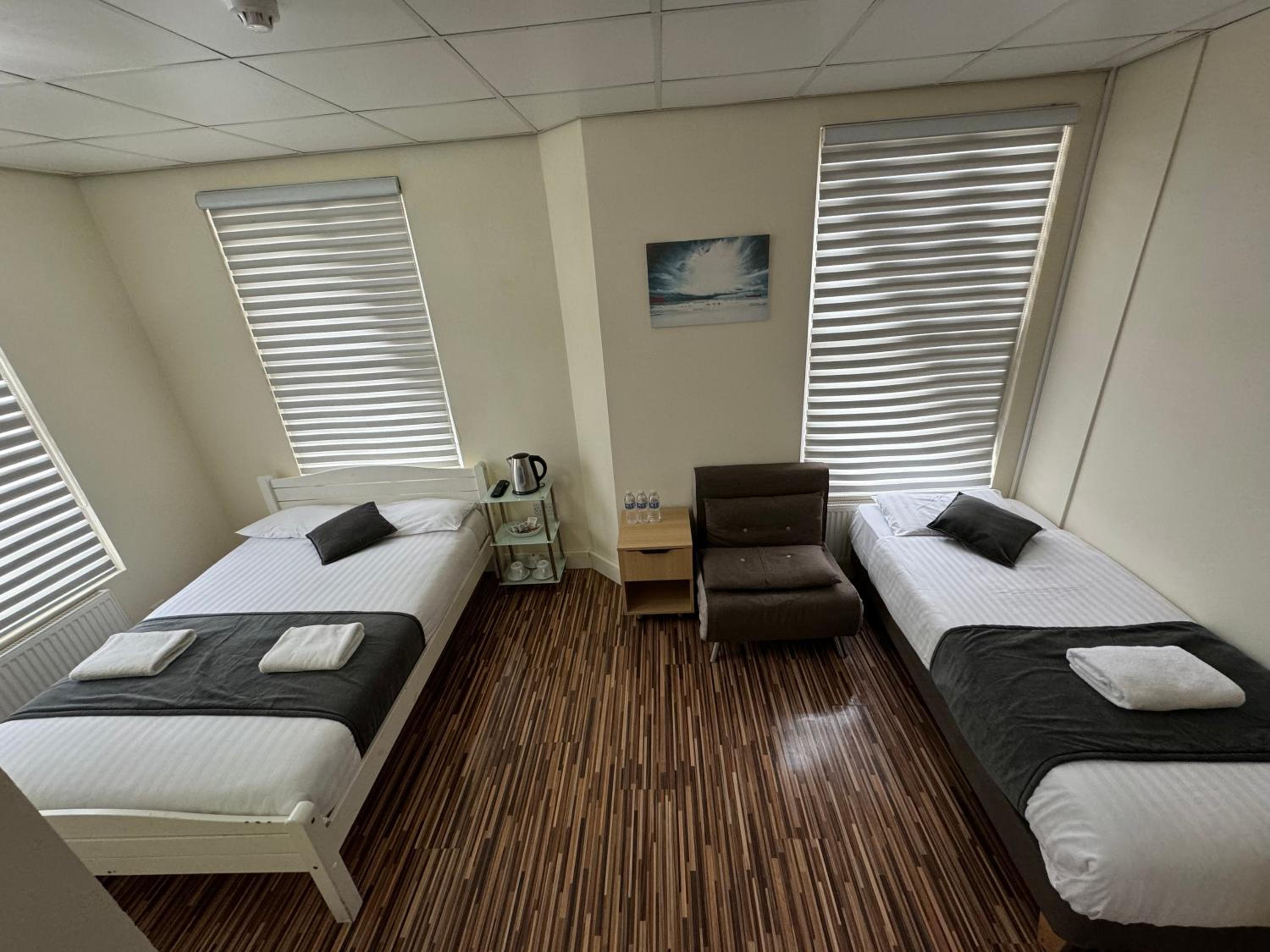 Standard Twin Room with Shared Bathroom photo 2