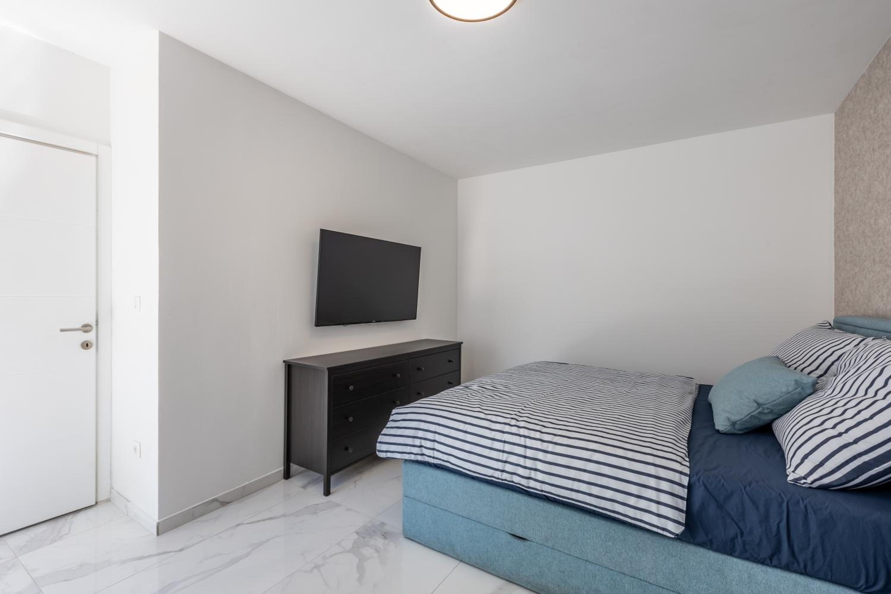 One-Bedroom Apartment photo 1