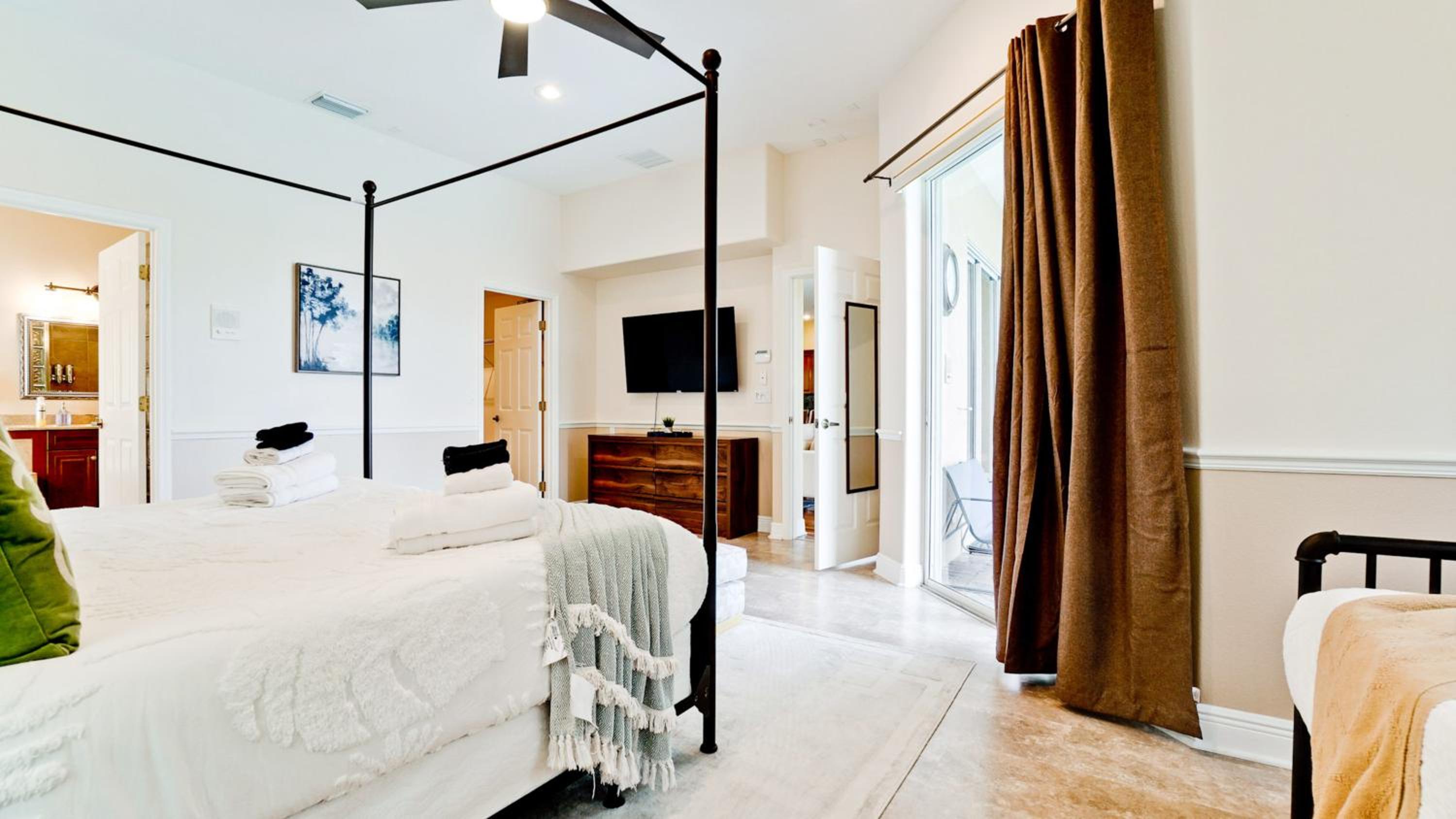Four-Bedroom House photo 2