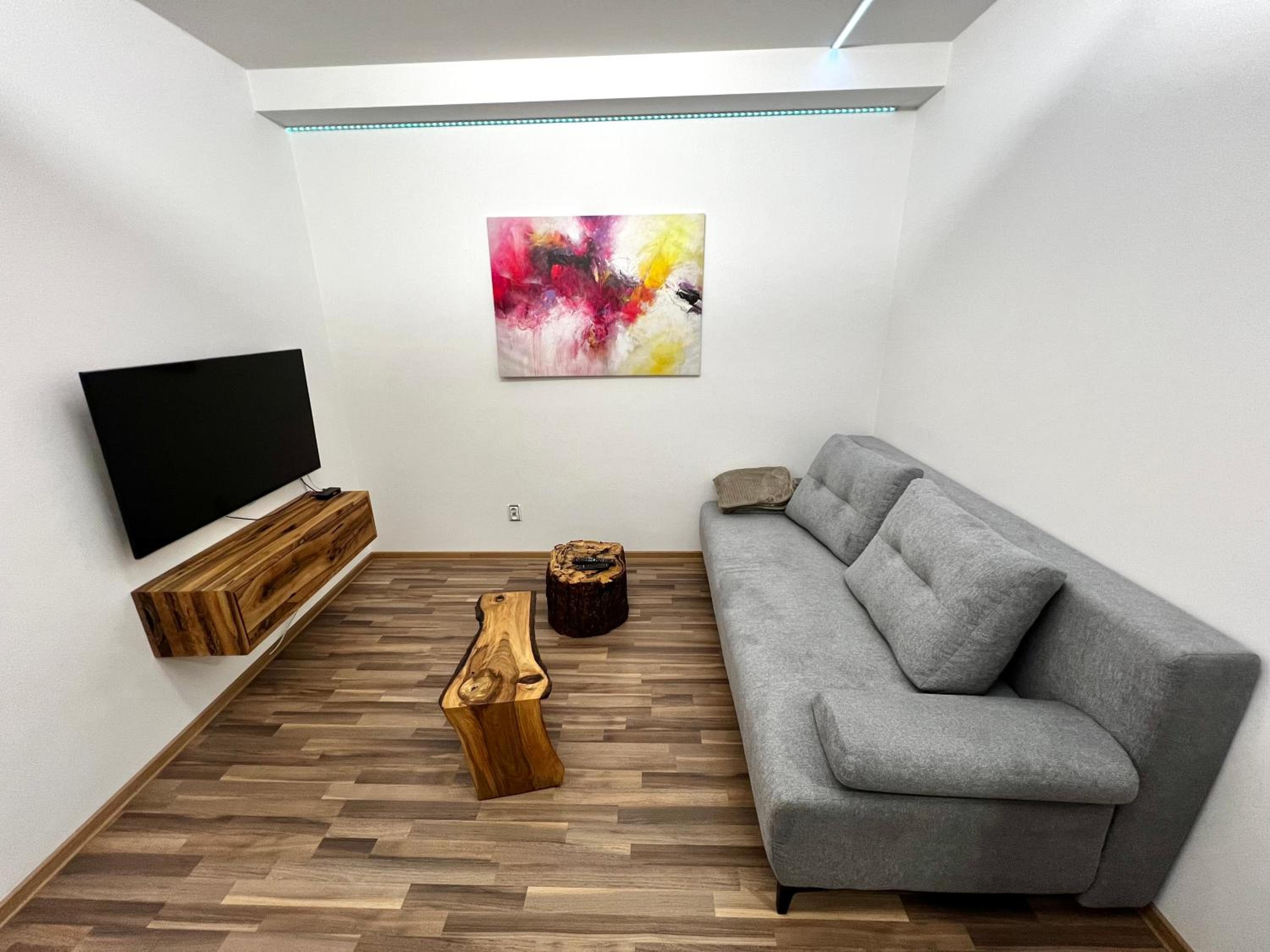 One-Bedroom Apartment photo 1