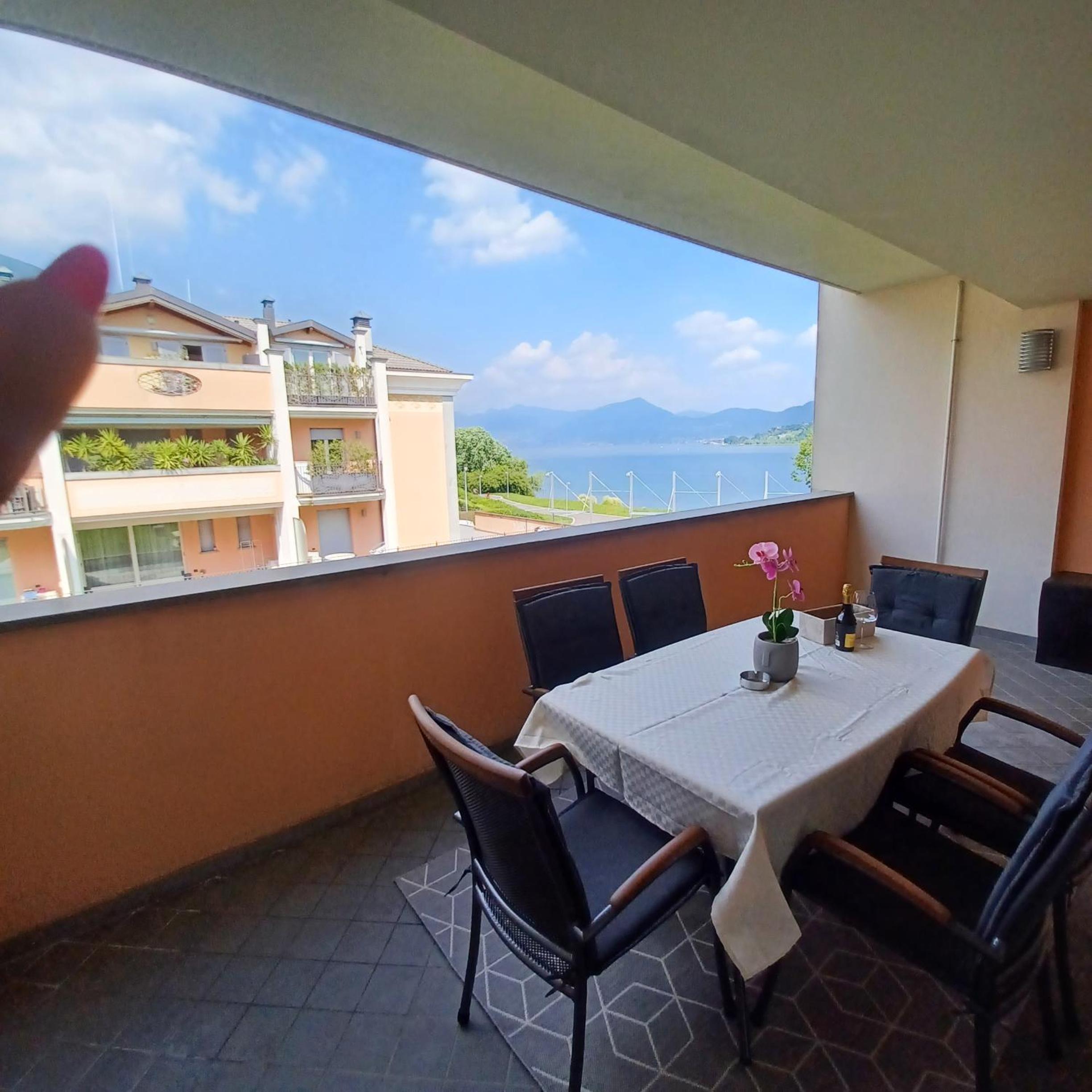 One-Bedroom Apartment with Lake View photo 3