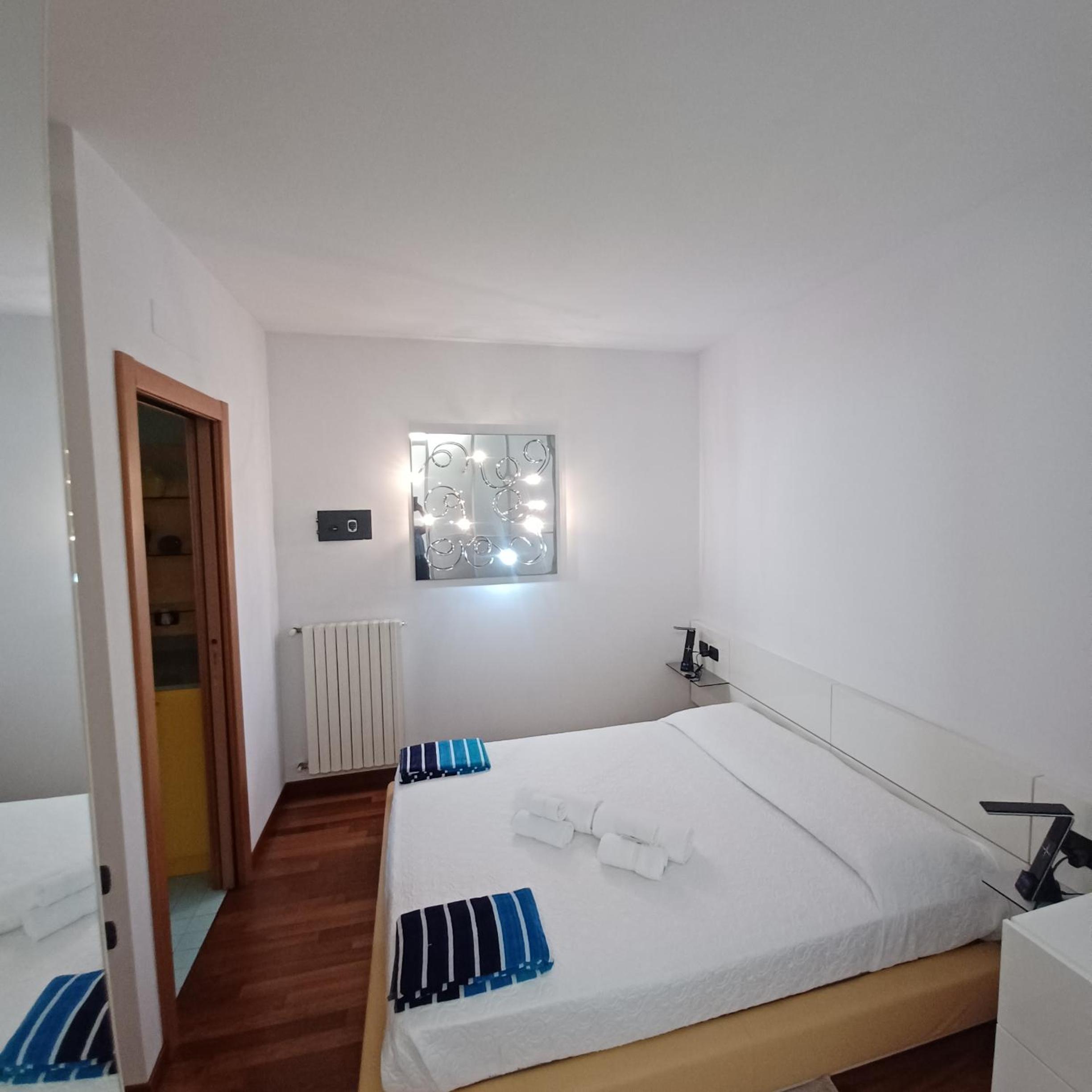 One-Bedroom Apartment with Lake View photo 2