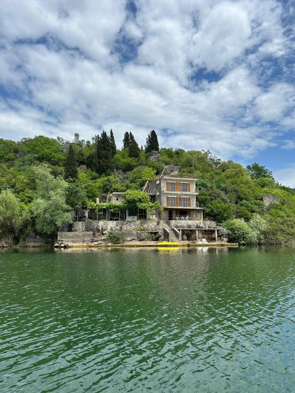 One-Bedroom Apartment with Lake View