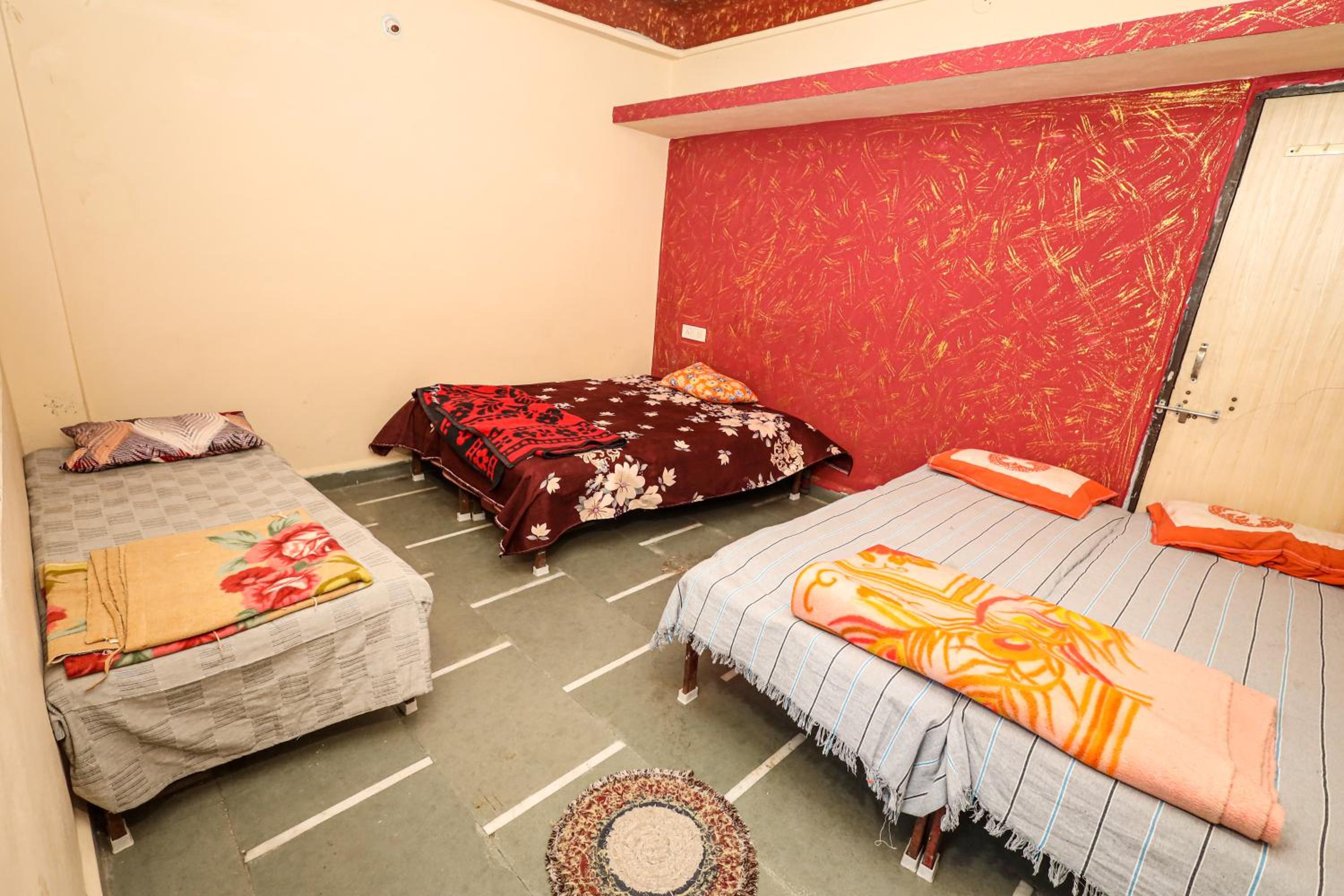 Single Bed in Male Dormitory Room with Shared Bathroom