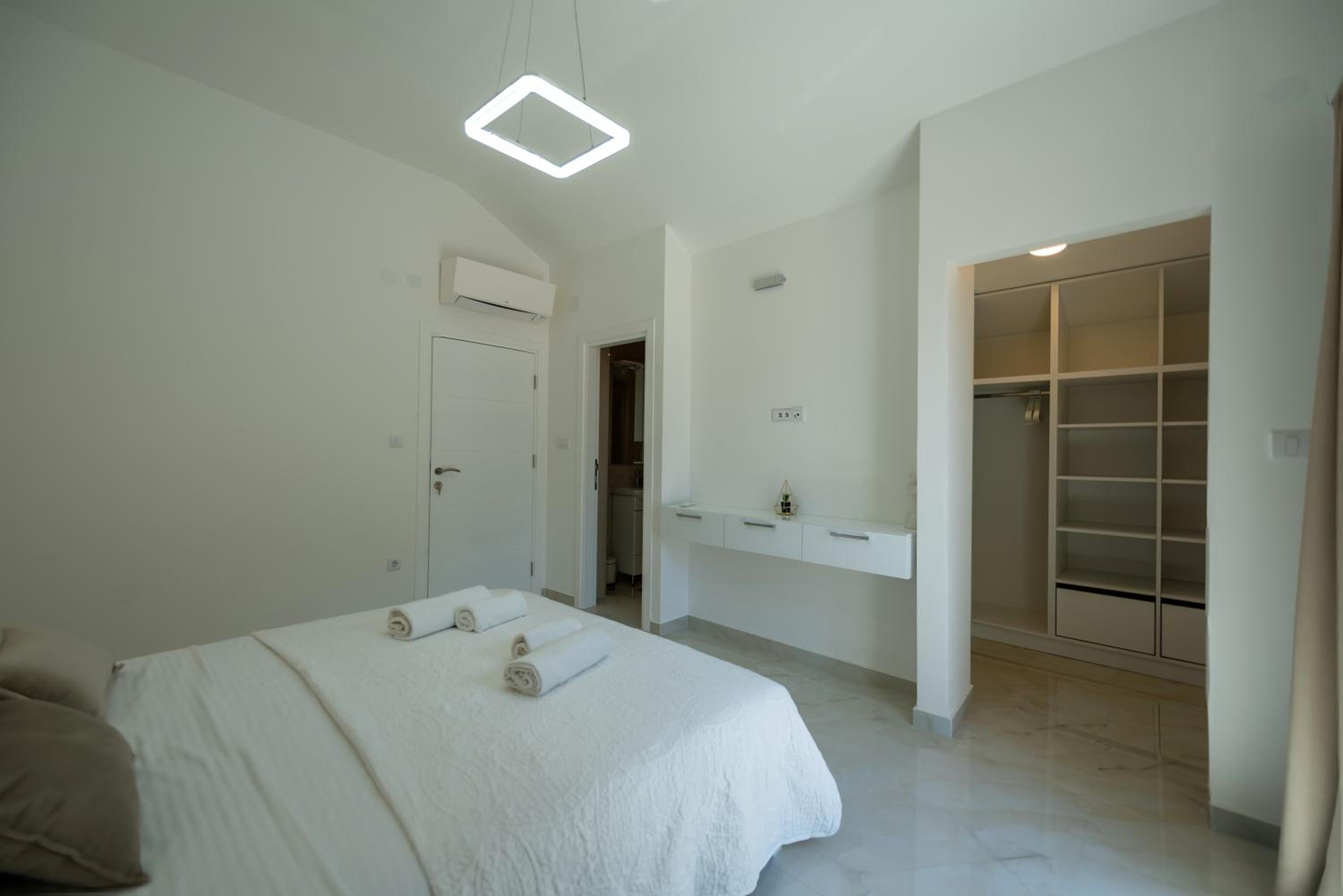 Deluxe Suite with Terrace and Sea View photo 3