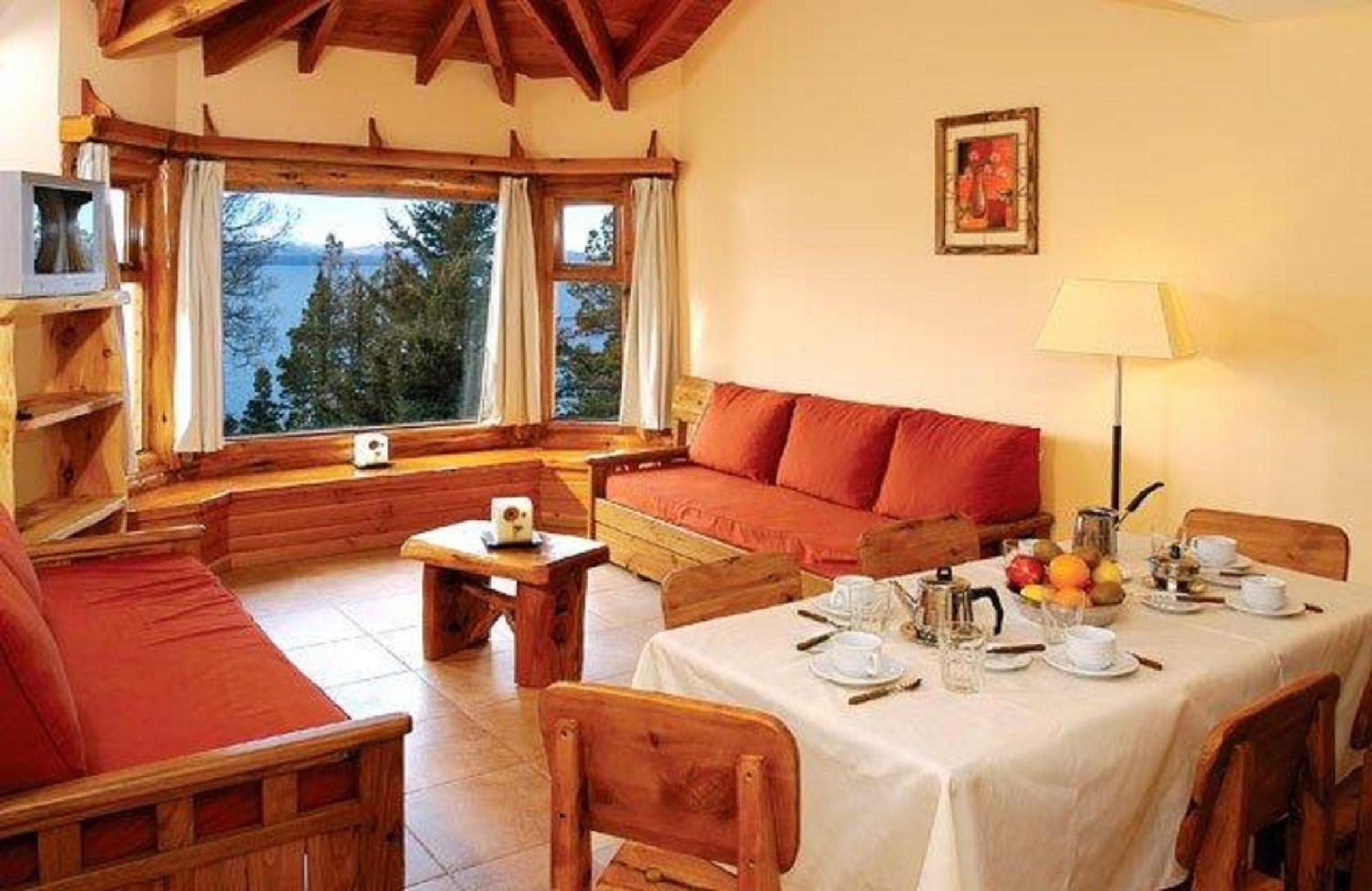 One-Bedroom Apartment with Lake View