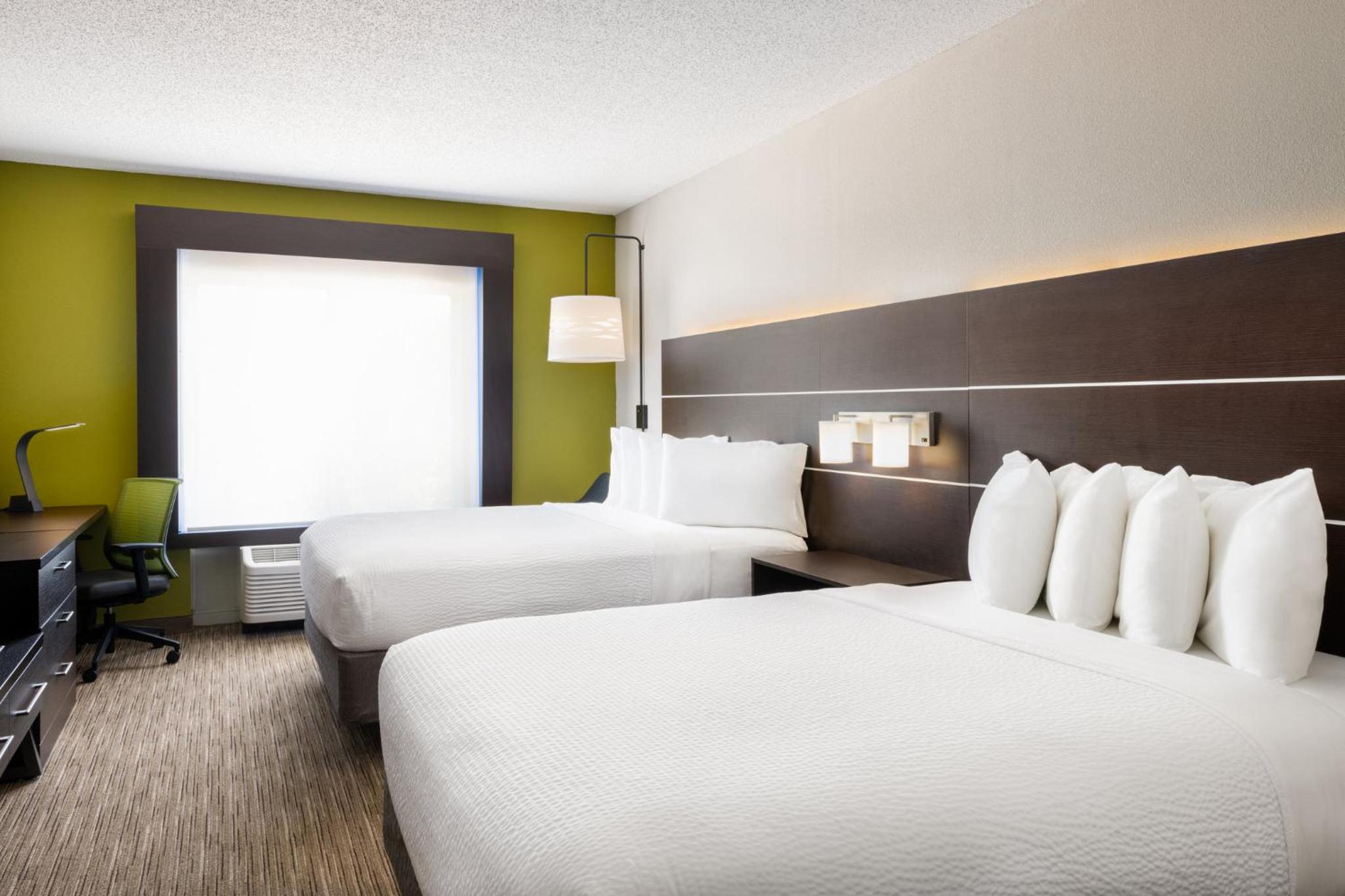 Standard Room with Two Queen Beds - Photo 2