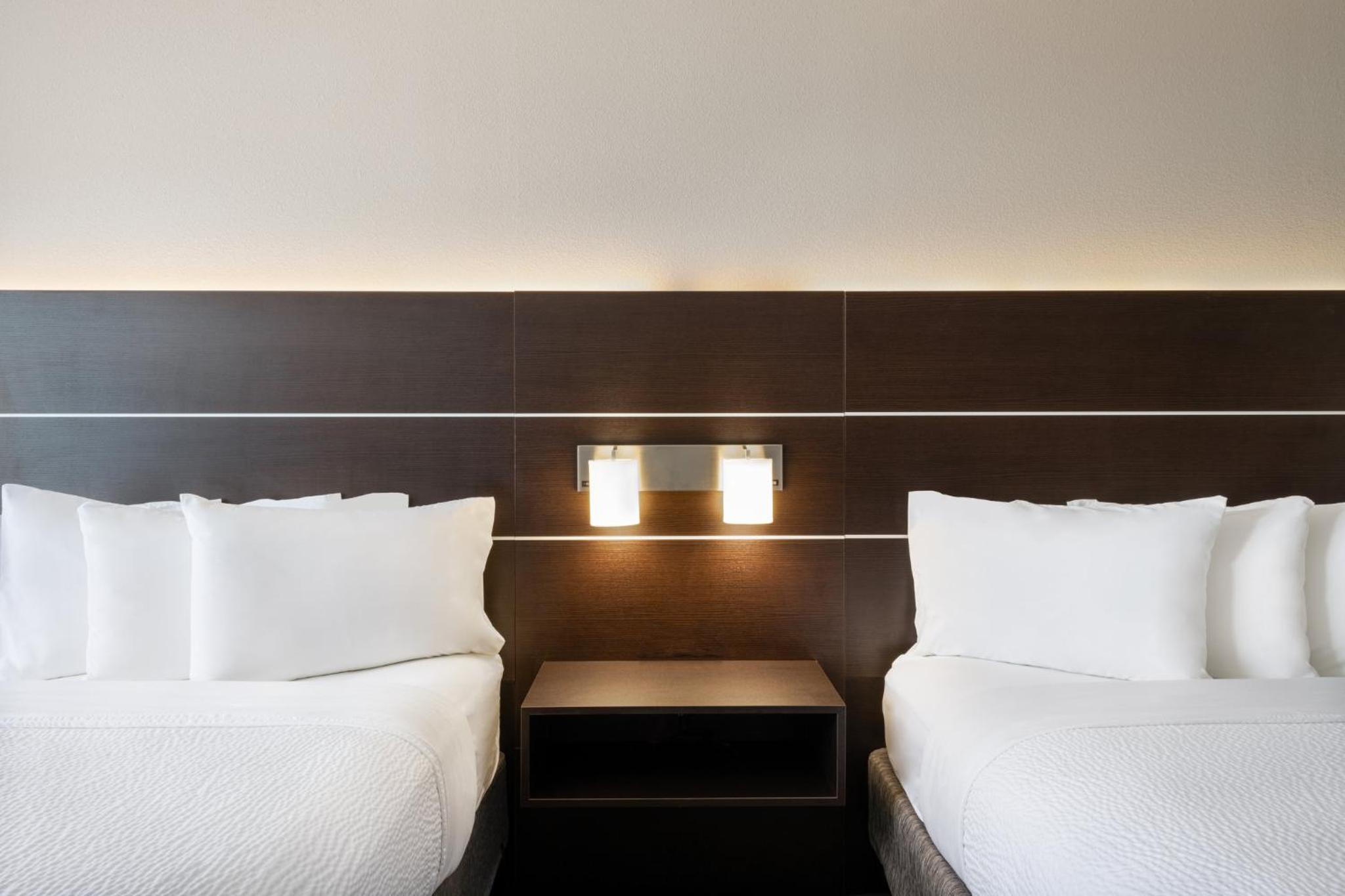 Standard Room with Two Queen Beds - Photo 3