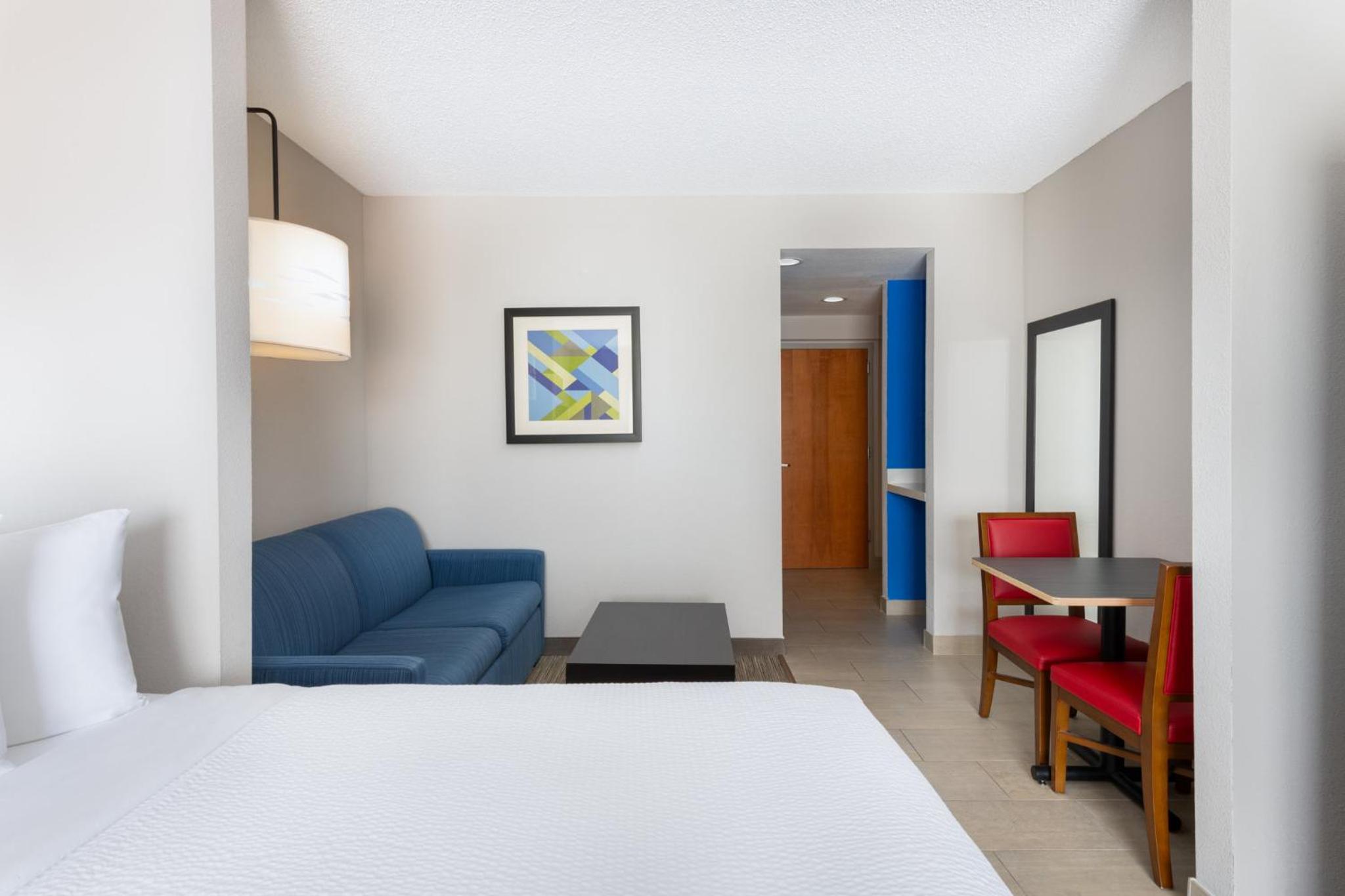 Queen Suite with Two Queen Beds and Sofa Bed - Photo 3