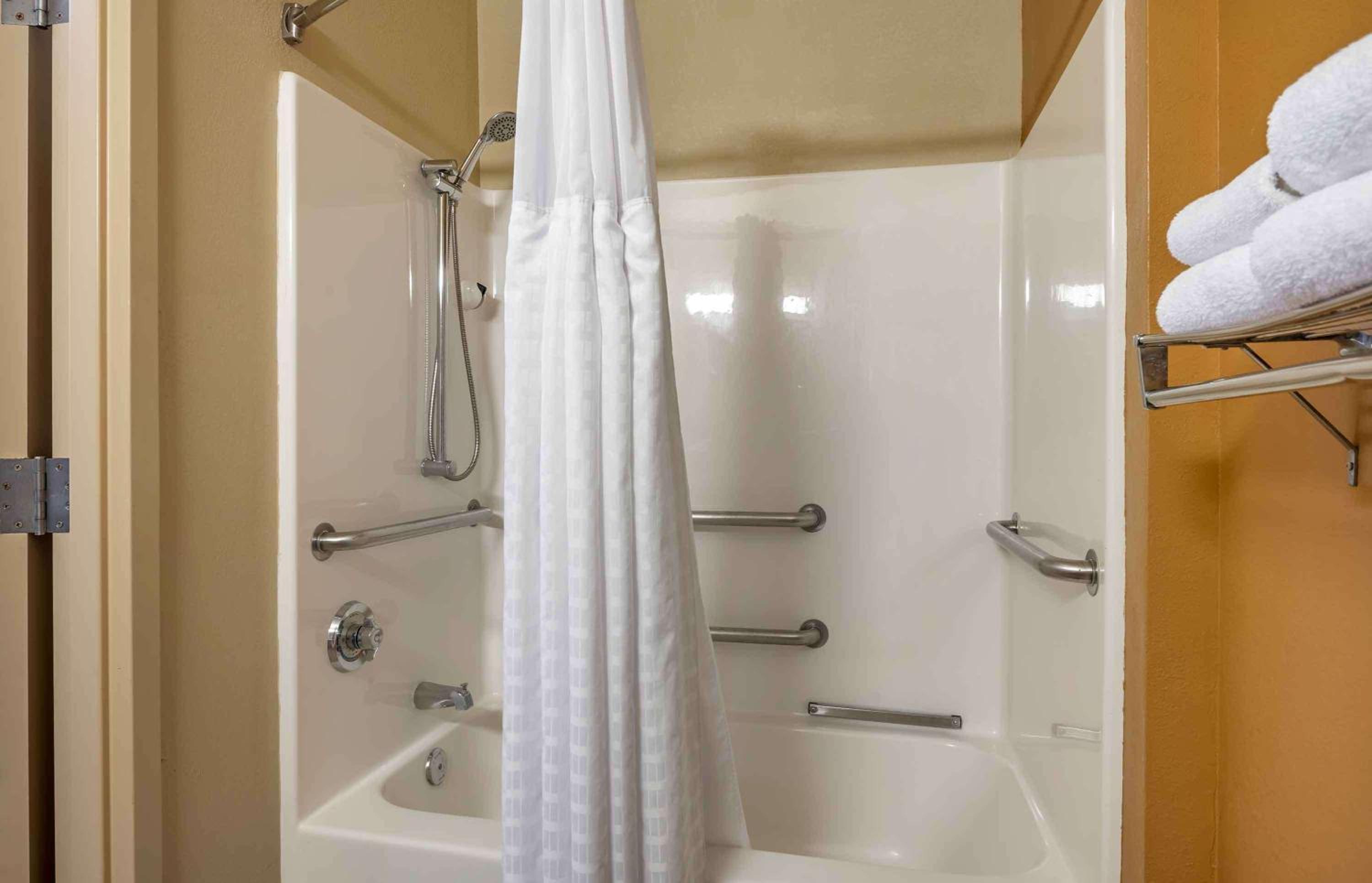 Queen studio with 1 Queen Bed - Disability Access/Non-Smoking - Photo 9