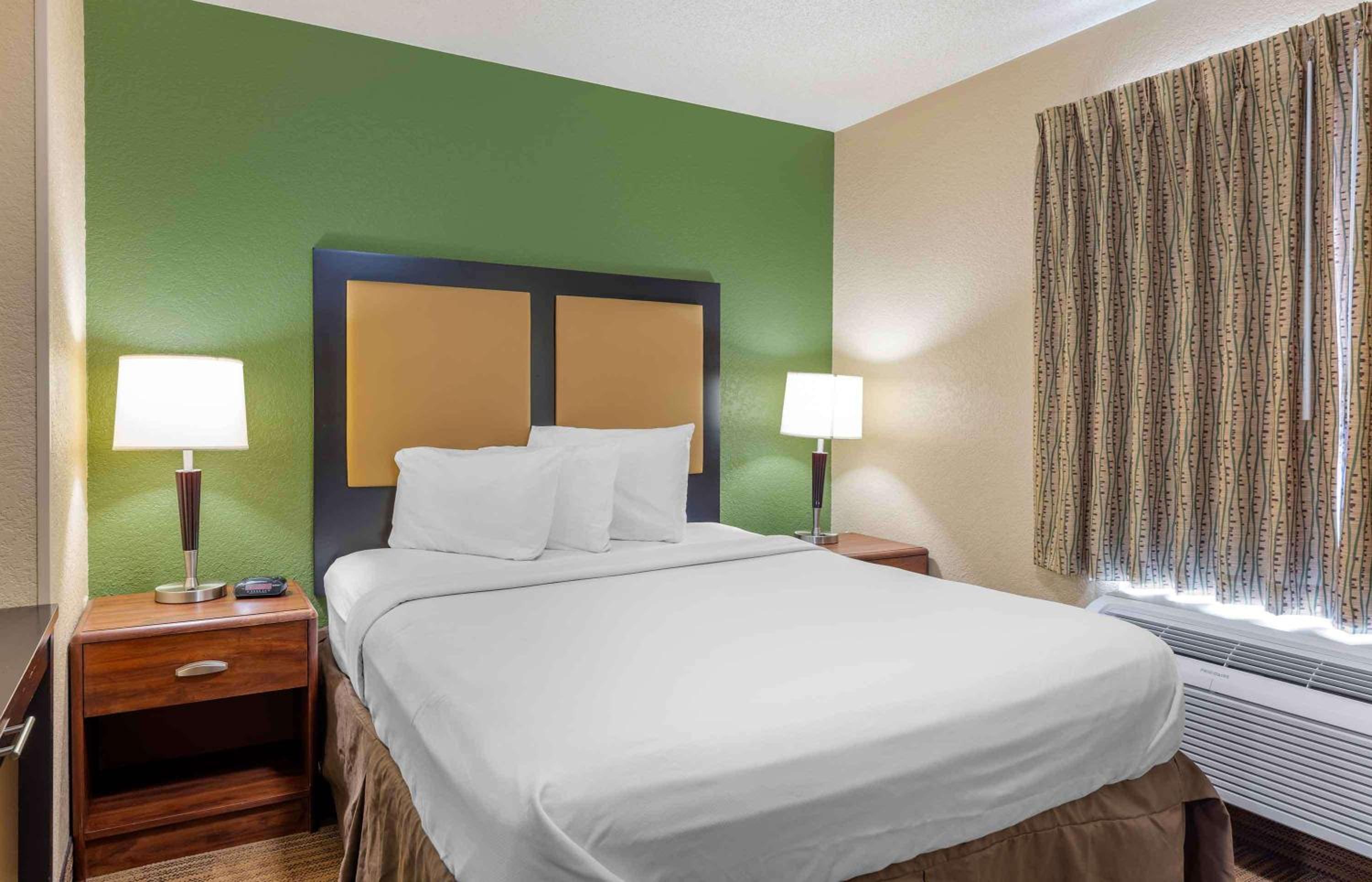 Deluxe Studio with 1 Queen Bed - Non-Smoking - Photo 1