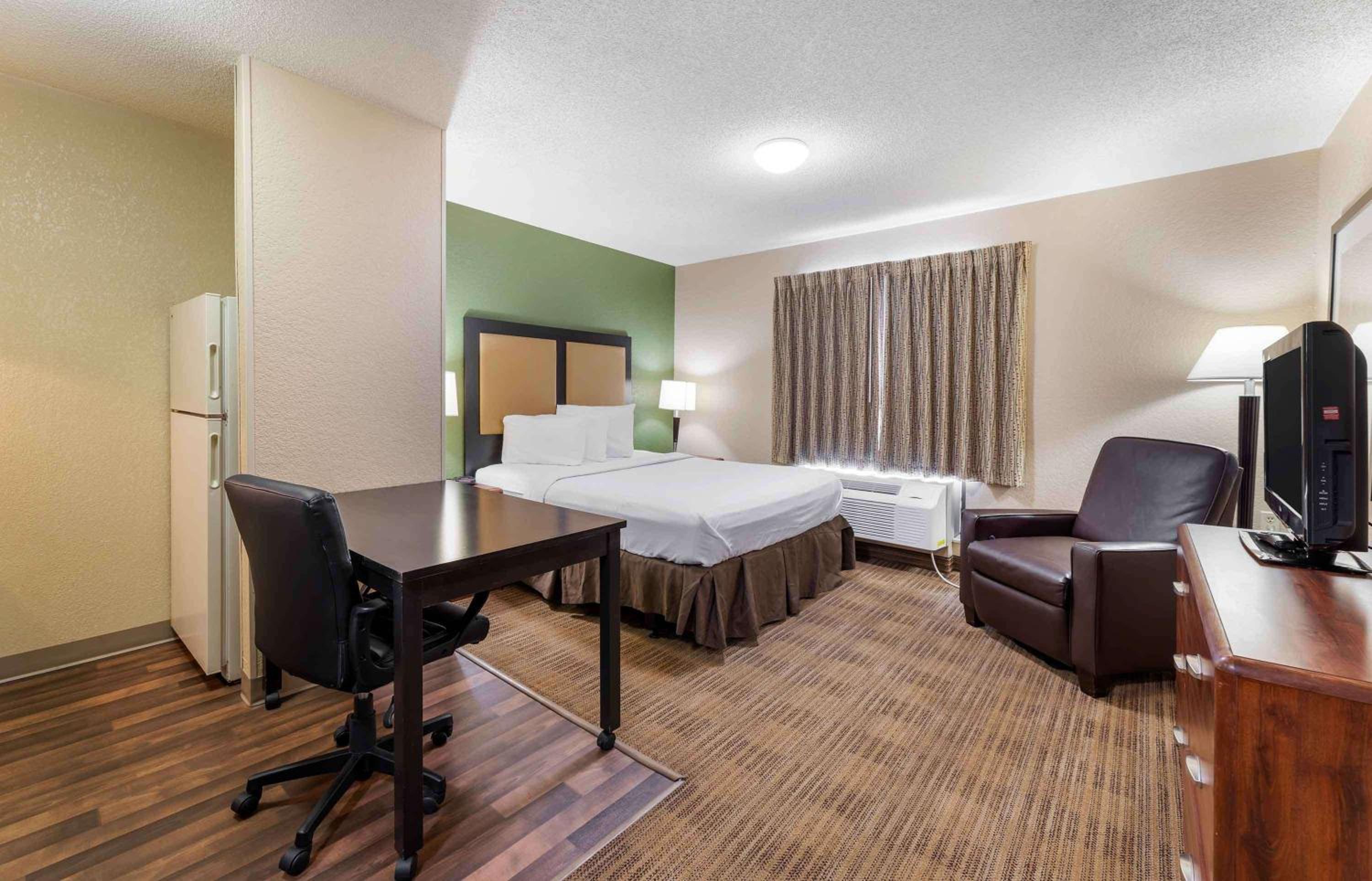Deluxe Studio with 1 Queen Bed - Non-Smoking - Photo 10