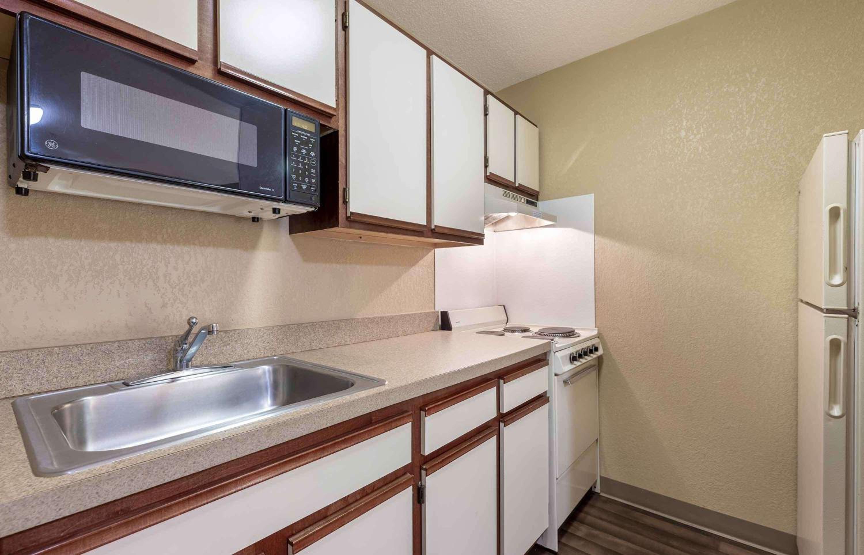 Deluxe Studio with 1 Queen Bed - Non-Smoking - Photo 2