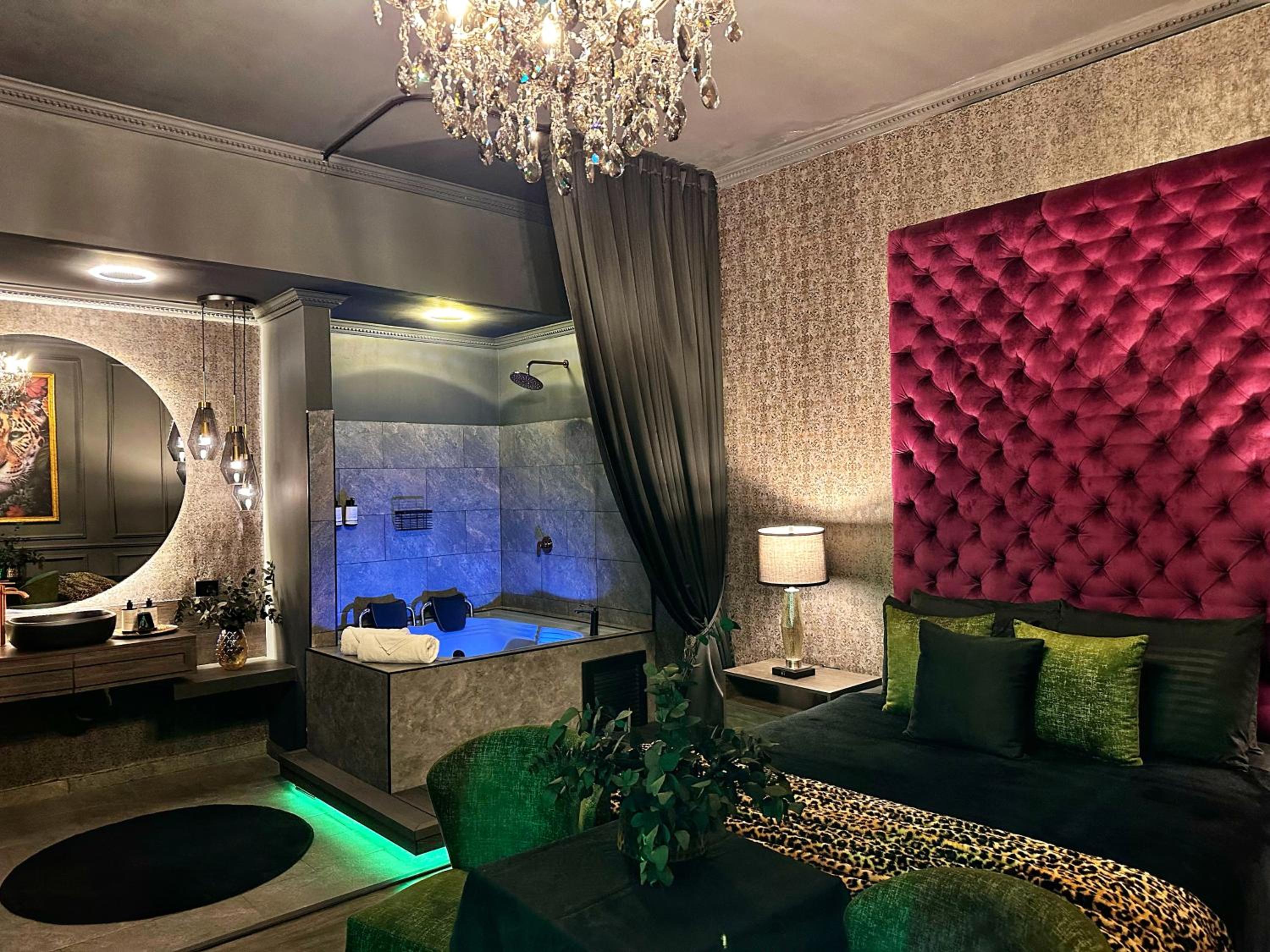 Deluxe Suite with Spa Bath