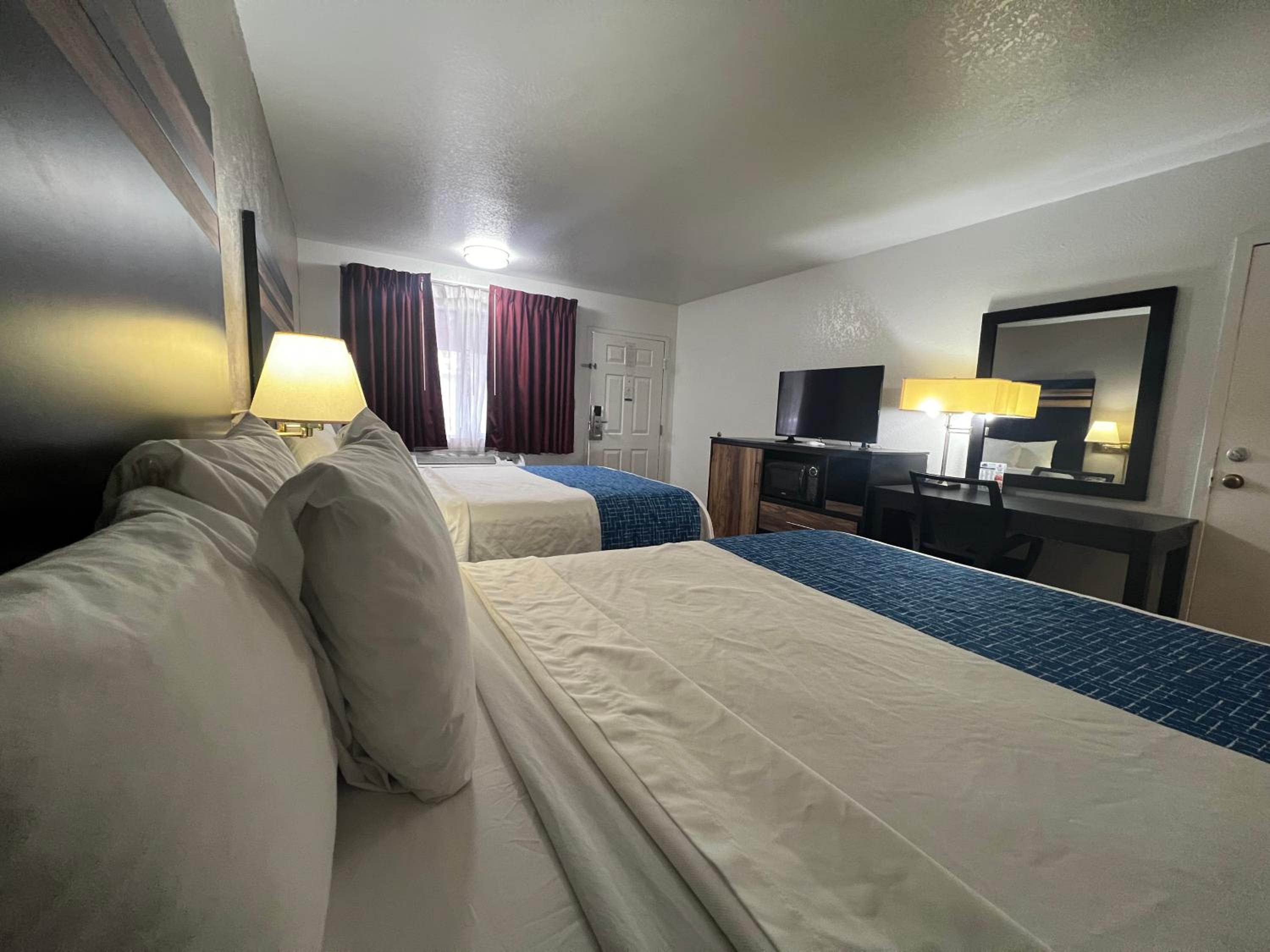 Queen Room with Two Queen Beds - Non-Smoking - Photo 5