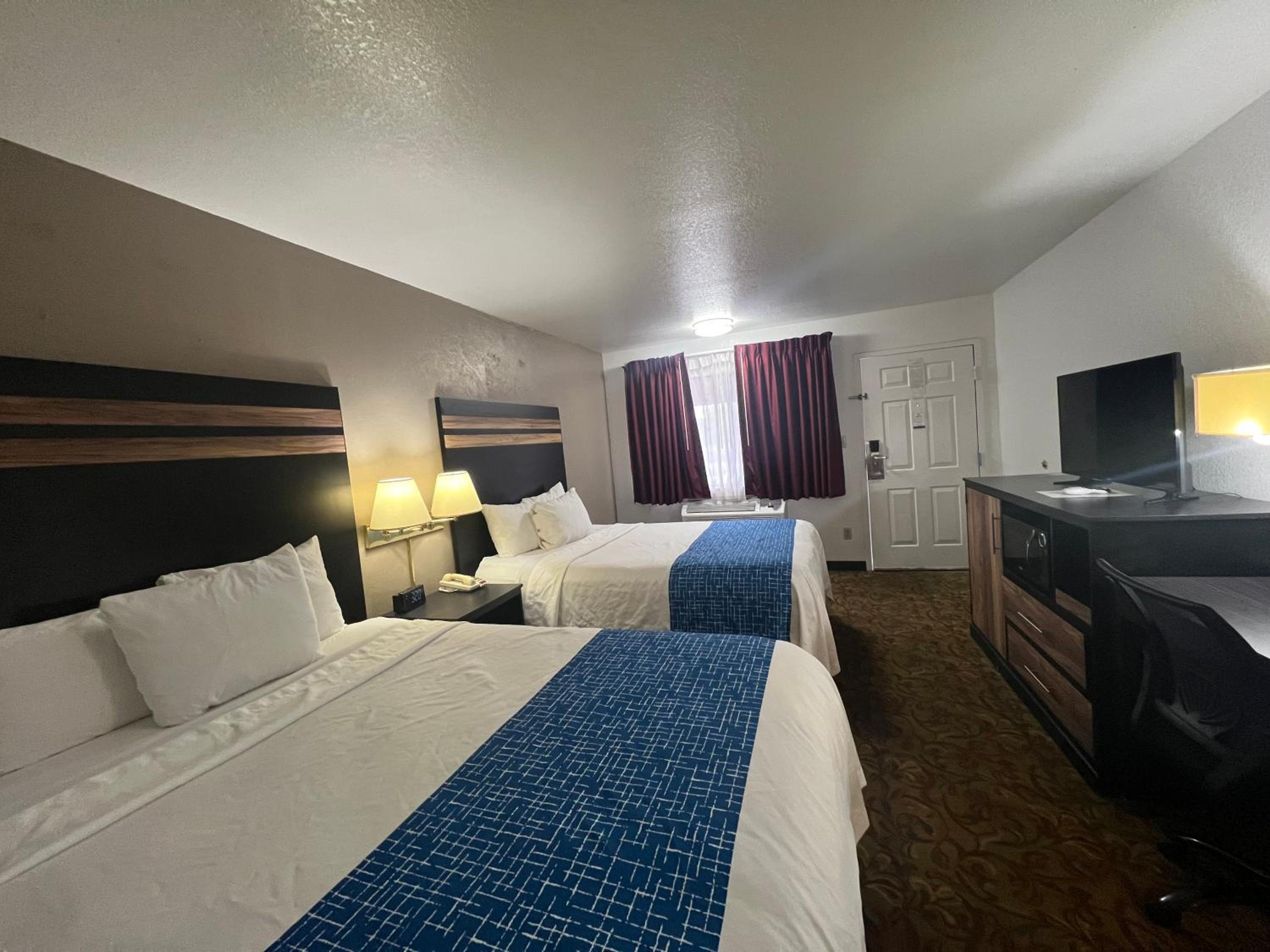 Queen Room with Two Queen Beds - Non-Smoking - Photo 3