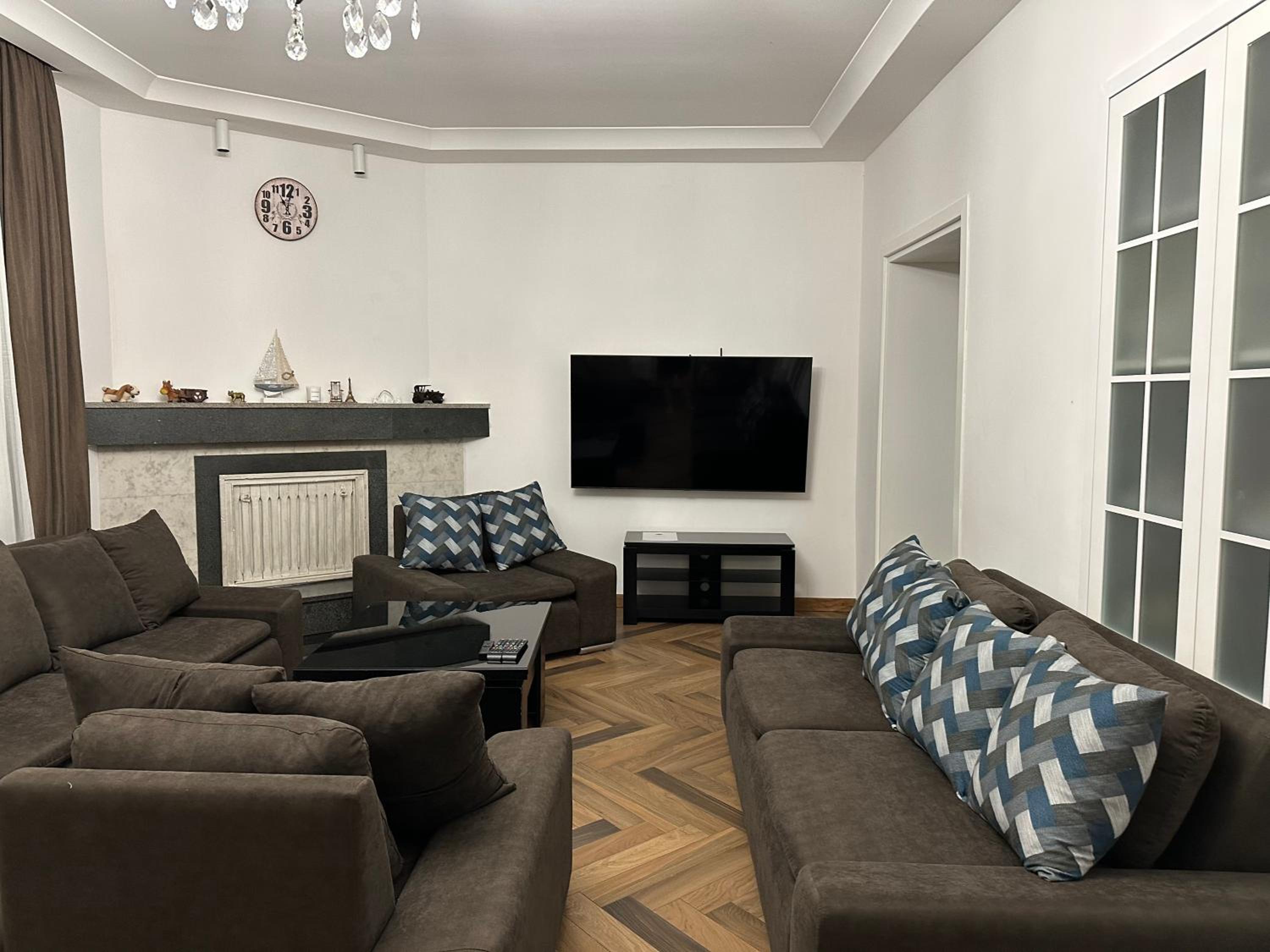 Three-Bedroom Apartment with Balcony photo 2