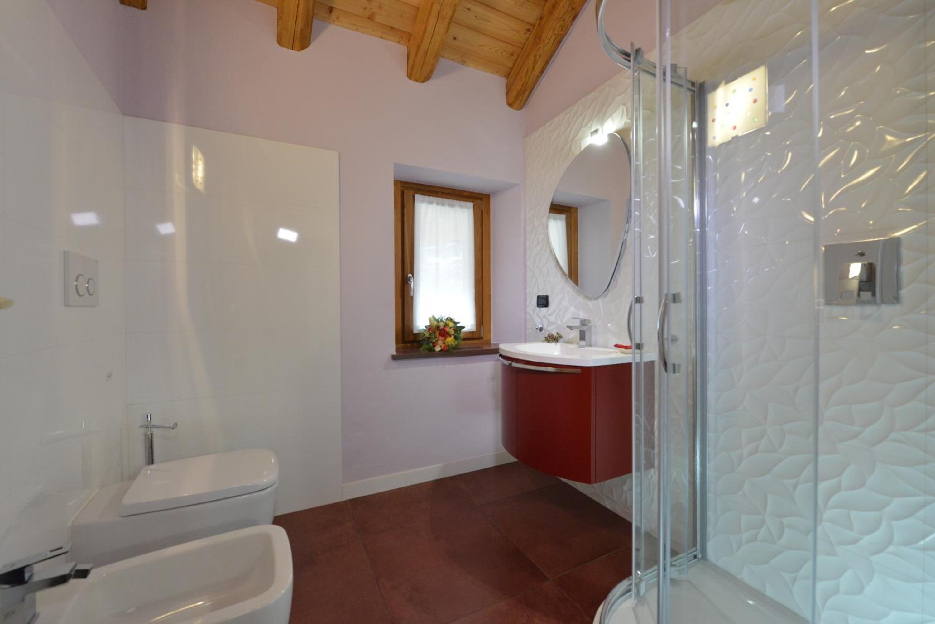 Six-Bedroom House photo 3