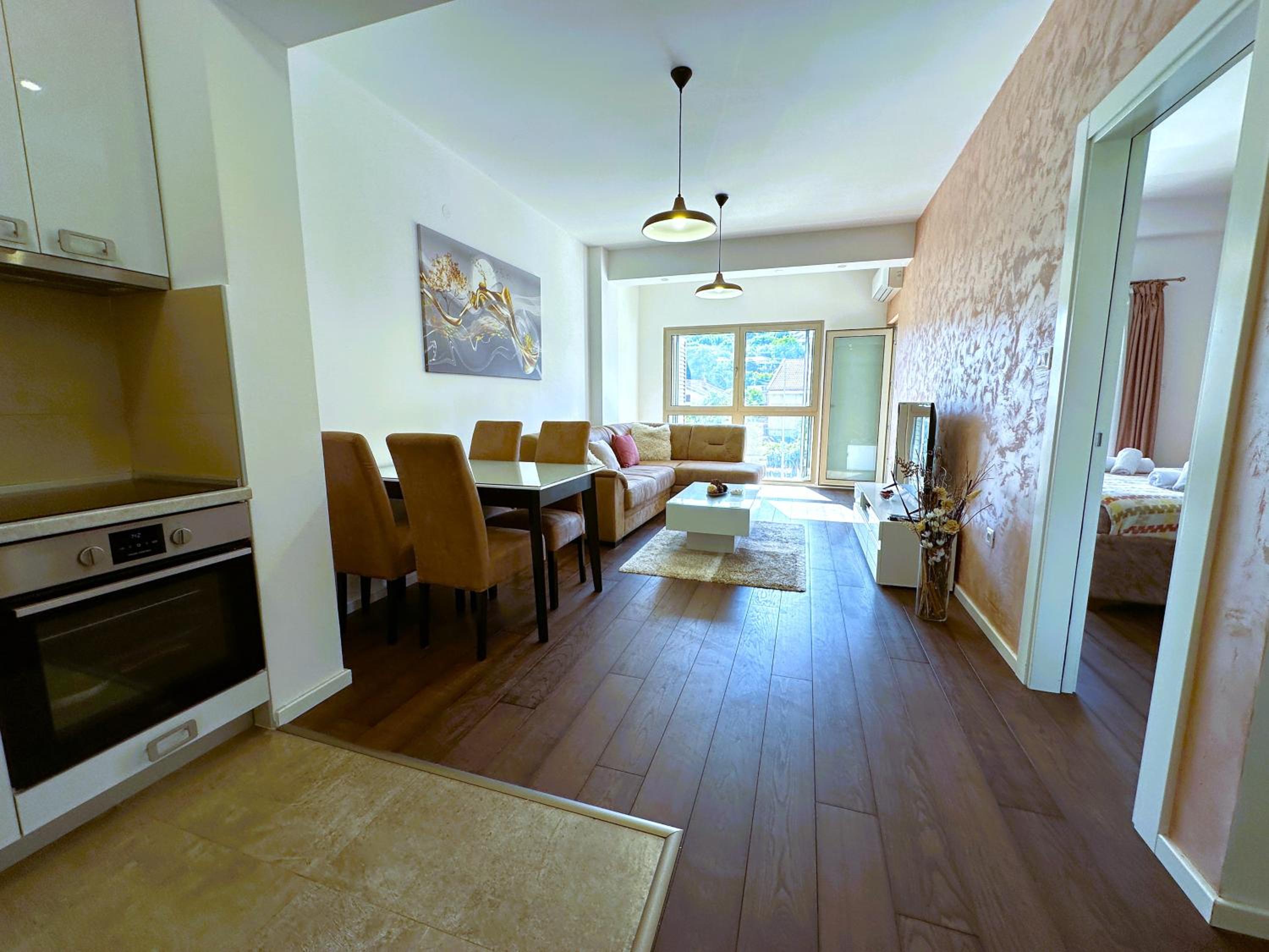 Apartment with Mountain View