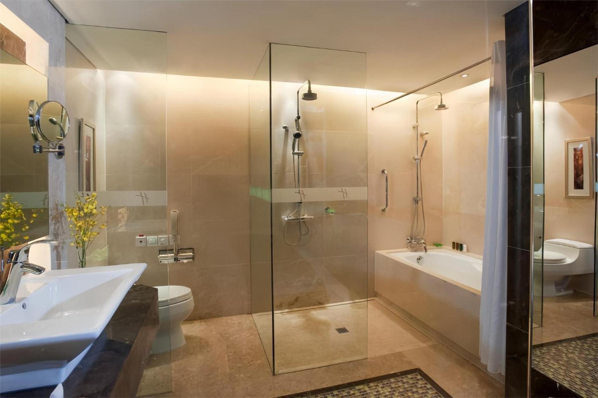 One-Bedroom King Suite thumbnail 5