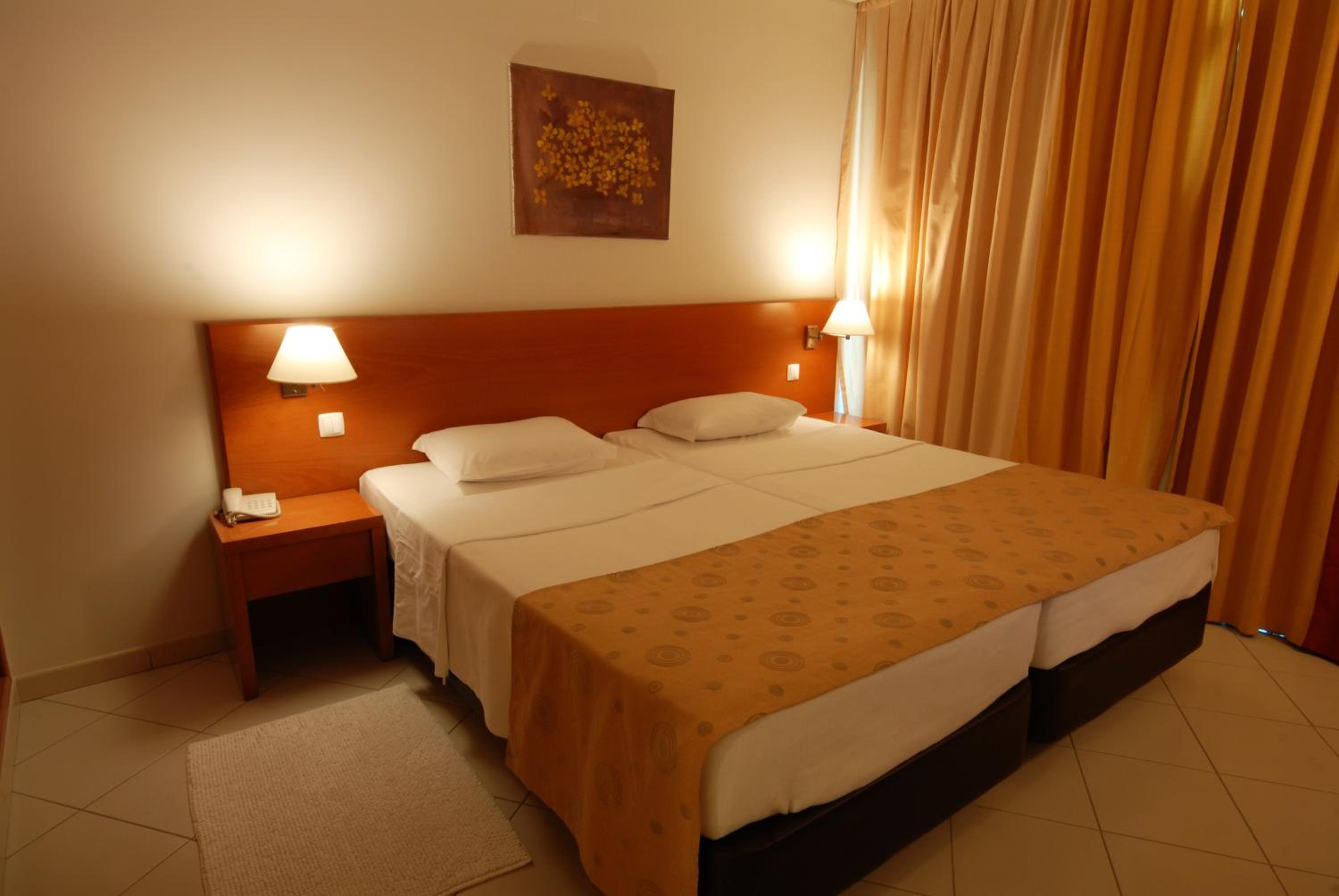 Standard Double or Twin Room - Photo 13